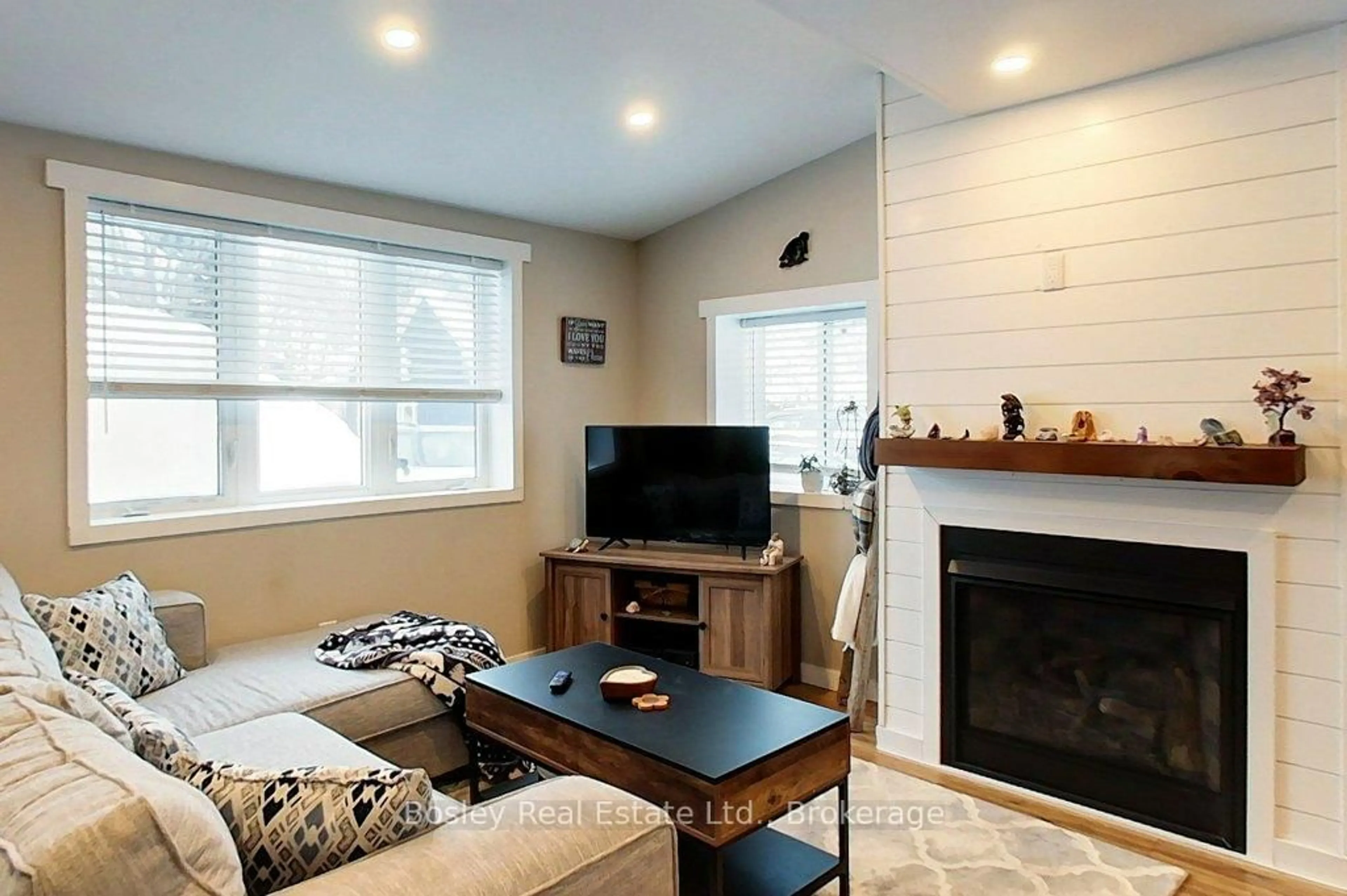 Living room with furniture, wood/laminate floor for 153 Trowbridge St, Meaford Ontario N4L 1G3