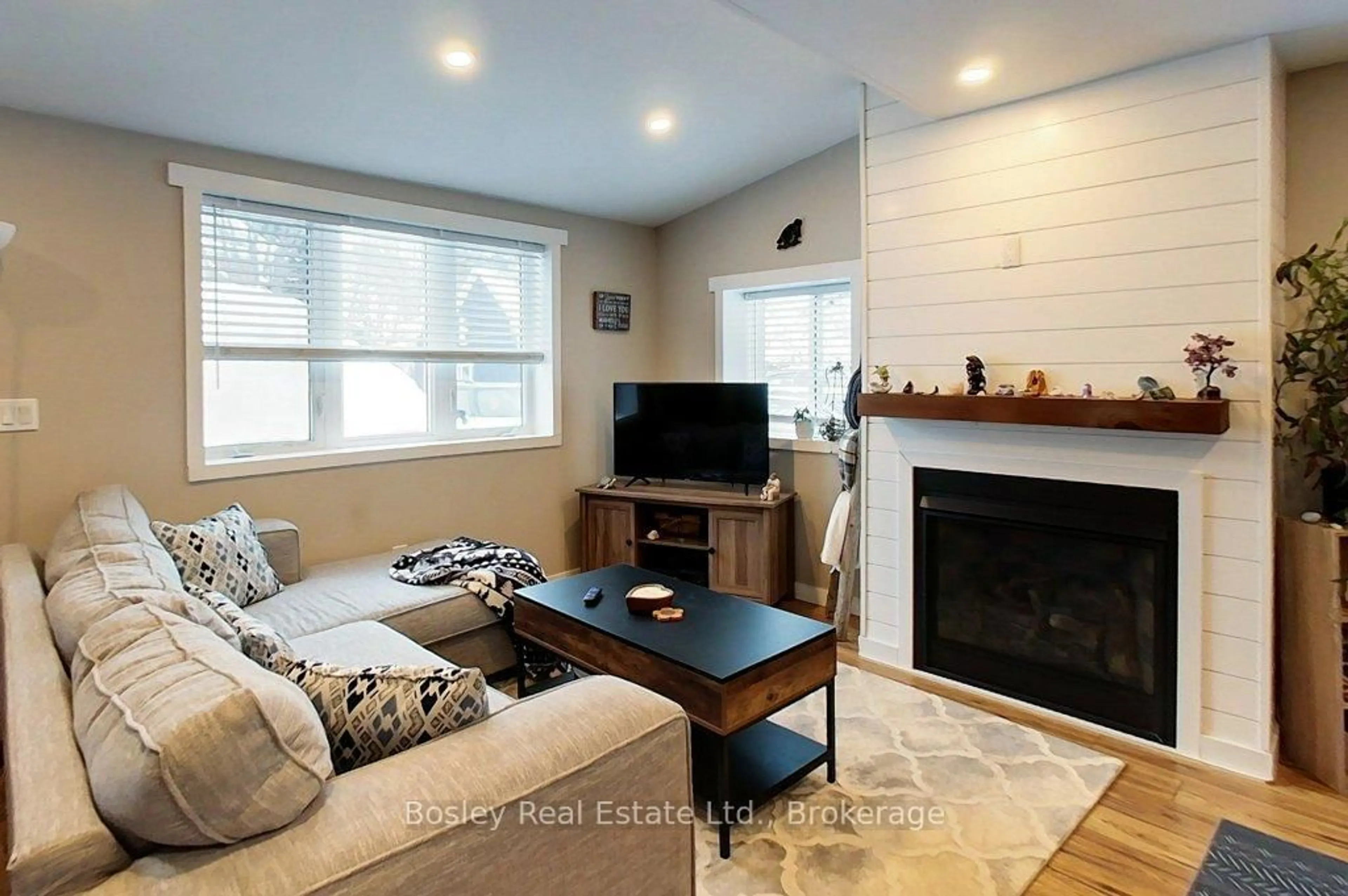 Living room with furniture, wood/laminate floor for 153 Trowbridge St, Meaford Ontario N4L 1G3