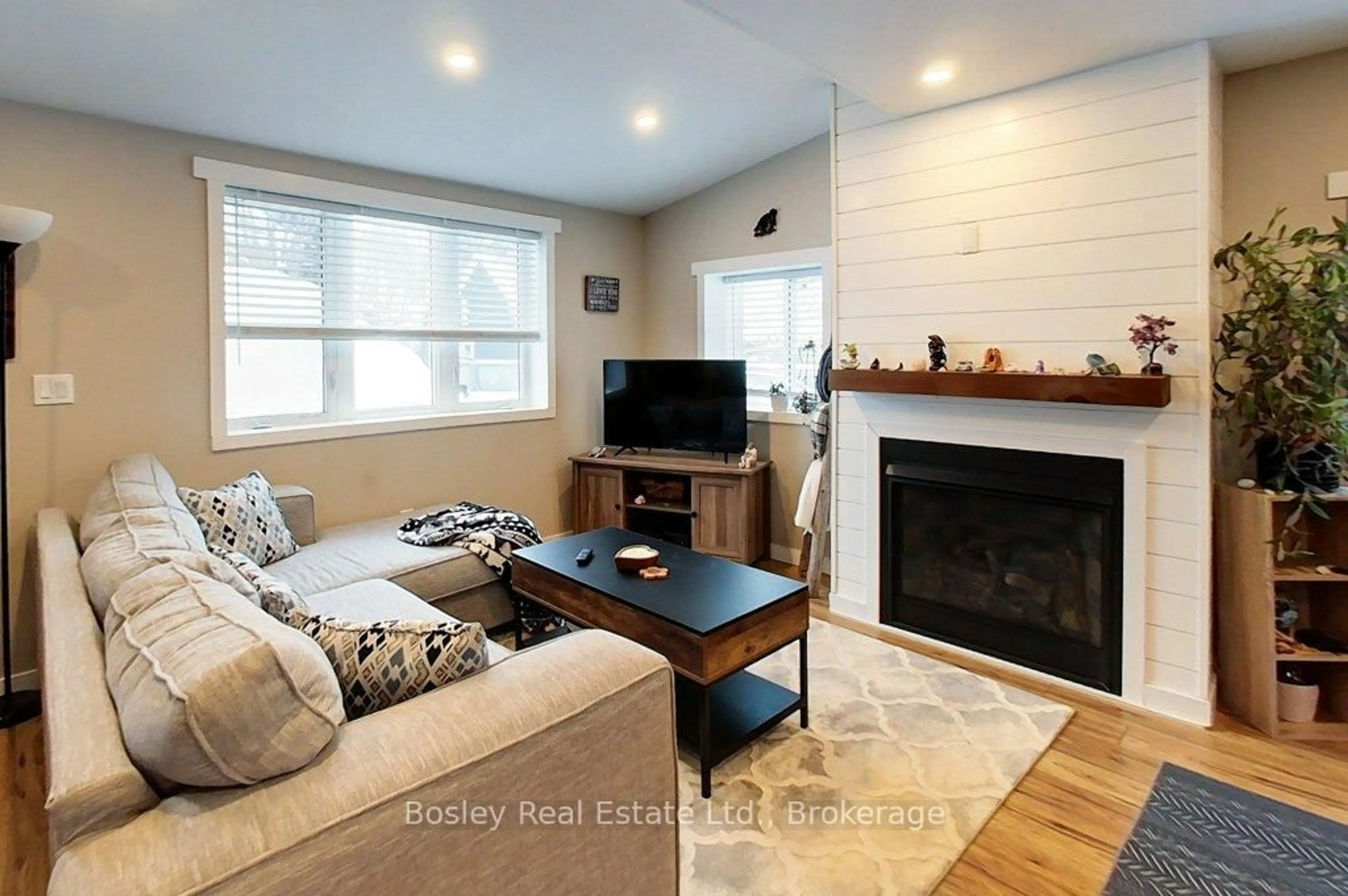 Living room with furniture, wood/laminate floor for 153 Trowbridge St, Meaford Ontario N4L 1G3