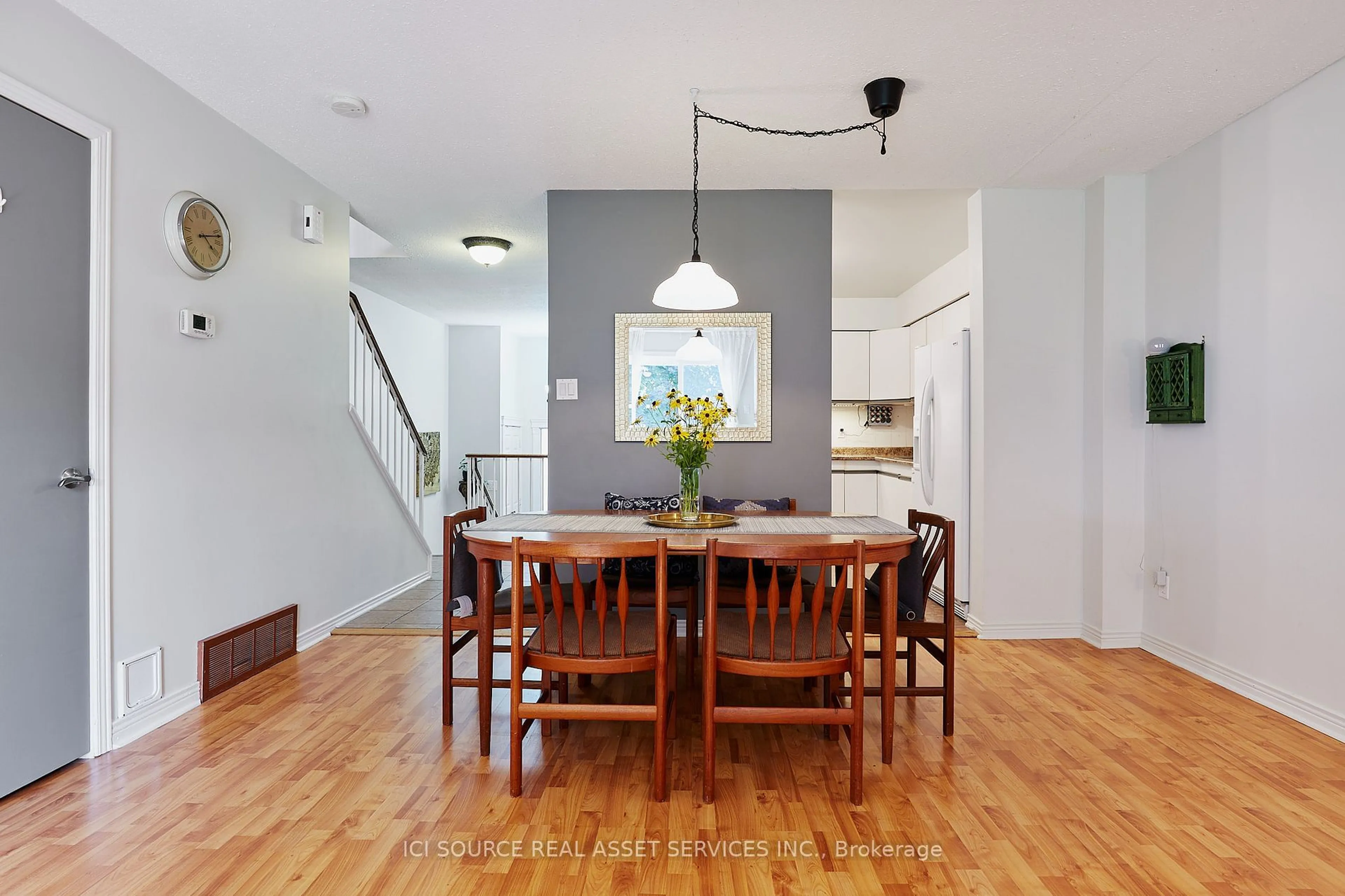 Dining room, wood/laminate floor for 505 Sandhamn Private, Hunt Club - South Keys and Area Ontario K1T 2Z6