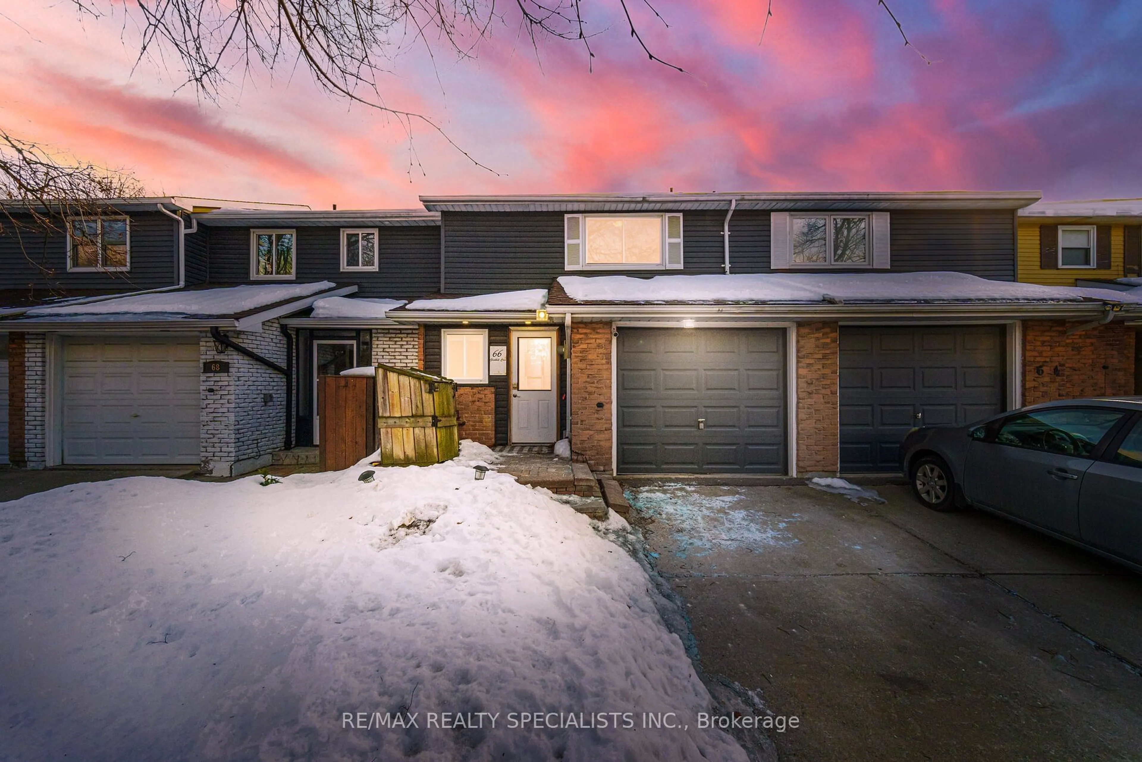 A pic from outside/outdoor area/front of a property/back of a property/a pic from drone, street for 66 Gledhill Cres, Hamilton Ontario L9C 6H4