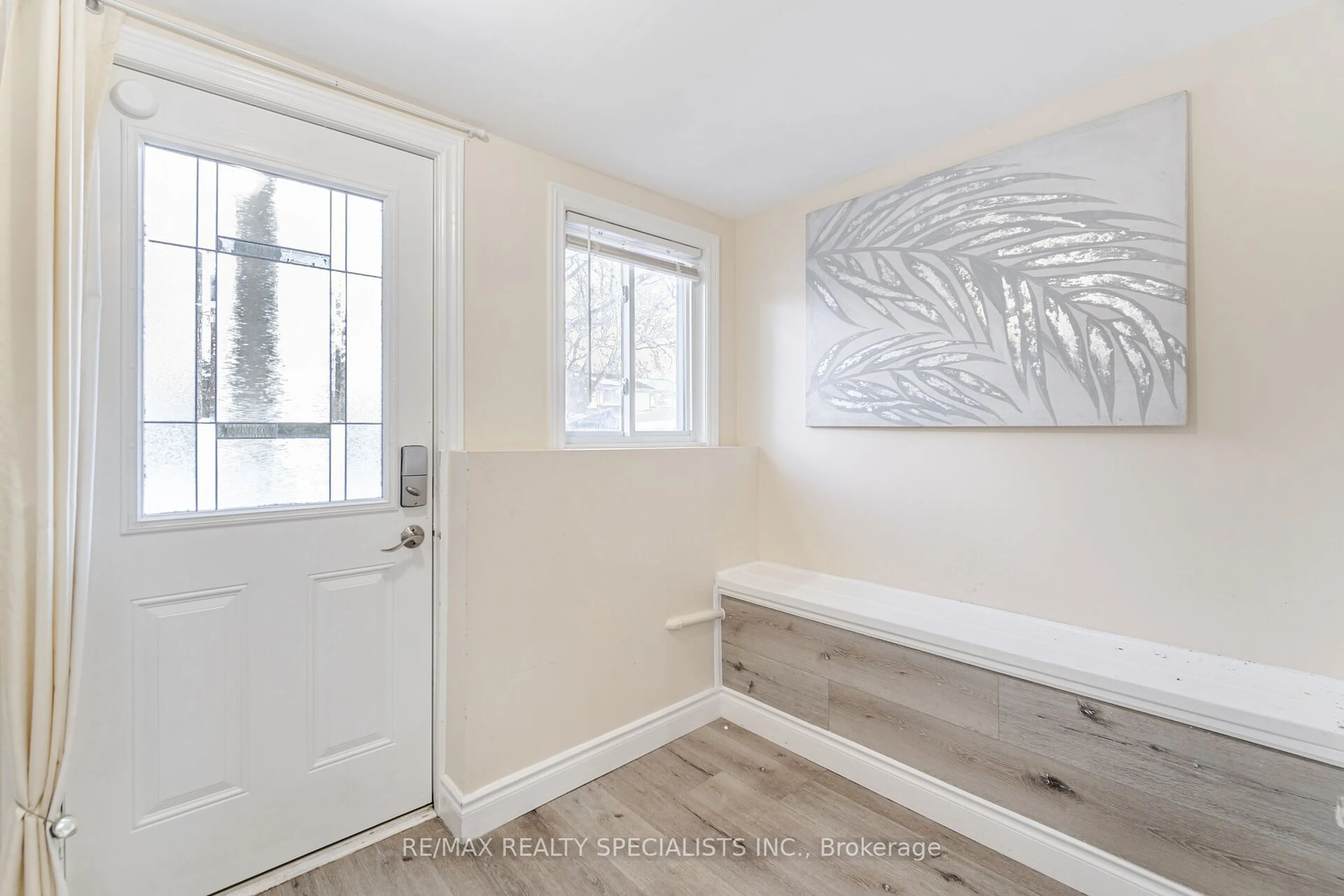 Indoor entryway for 66 Gledhill Cres, Hamilton Ontario L9C 6H4