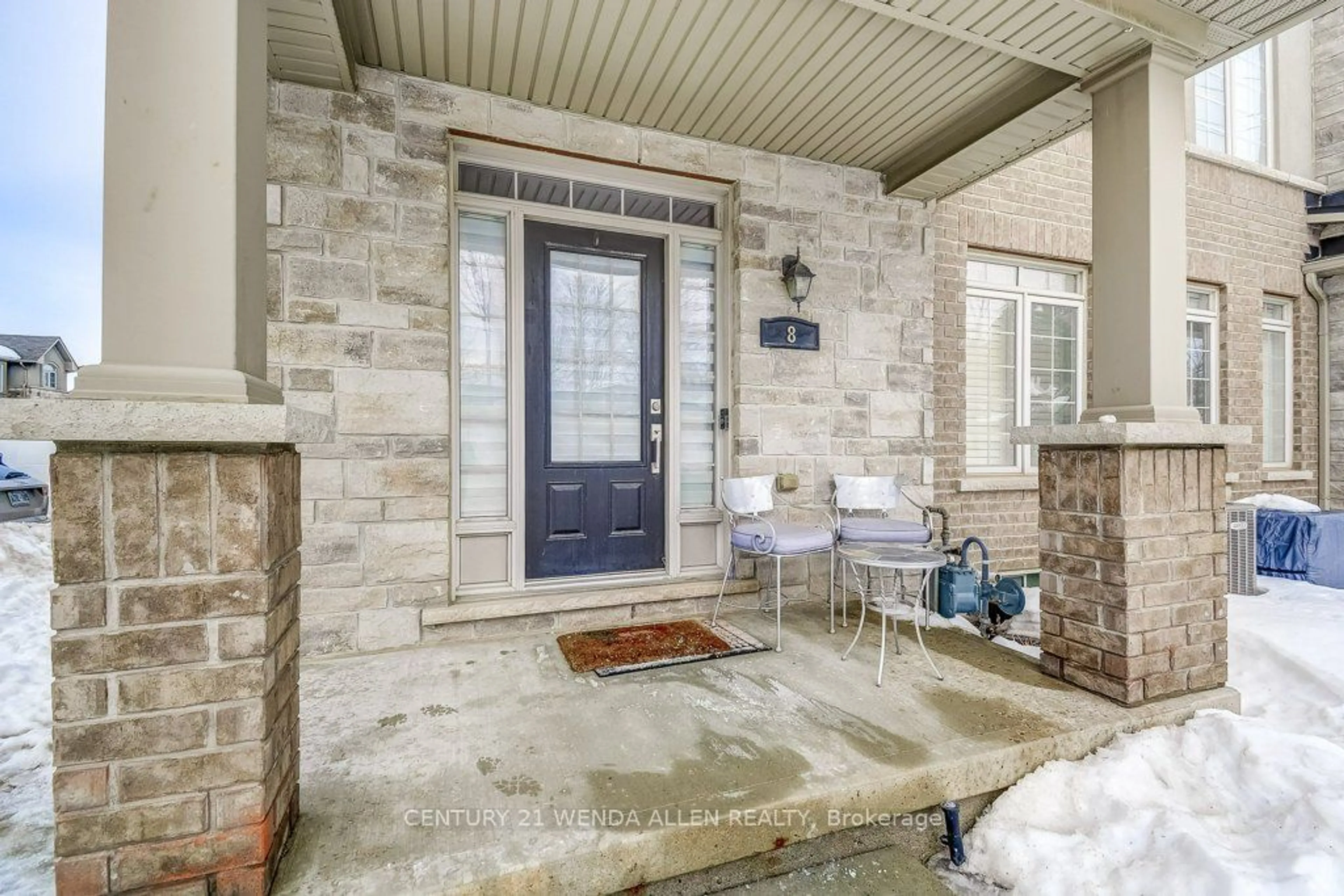 Indoor entryway for 215 Dundas St #8, Hamilton Ontario L8B 0X2