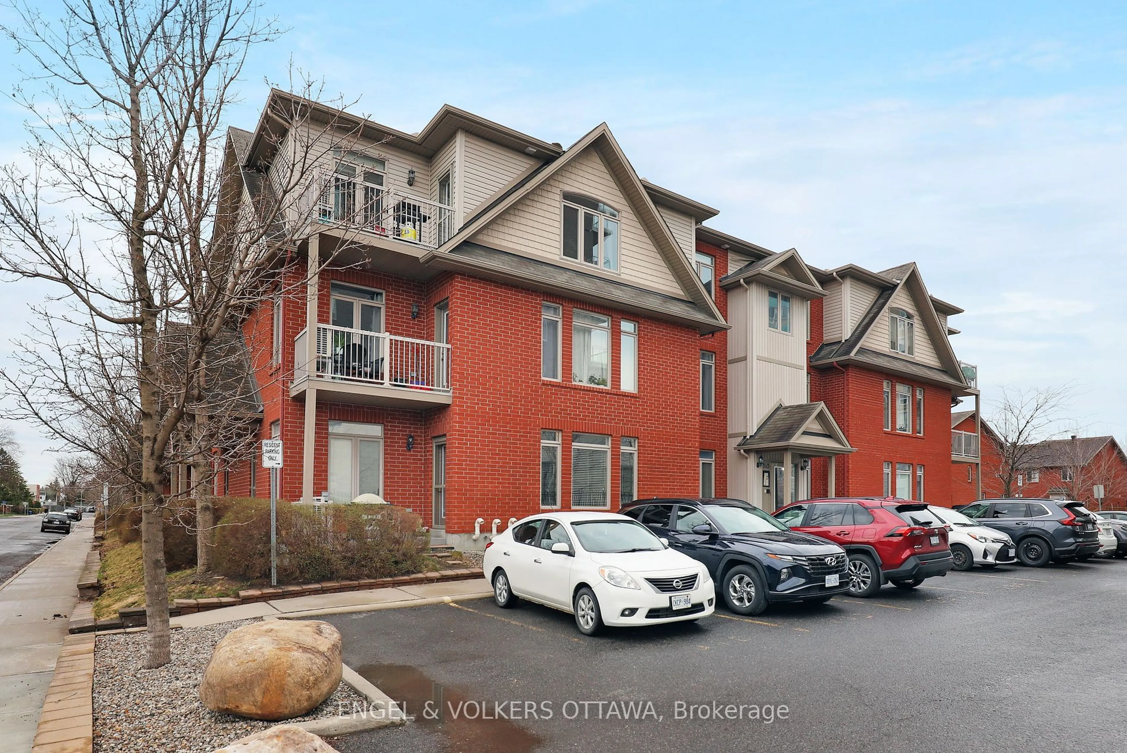 A pic from outside/outdoor area/front of a property/back of a property/a pic from drone, street for 240 Meilleur #G, Vanier and Kingsview Park Ontario K1L 0A3