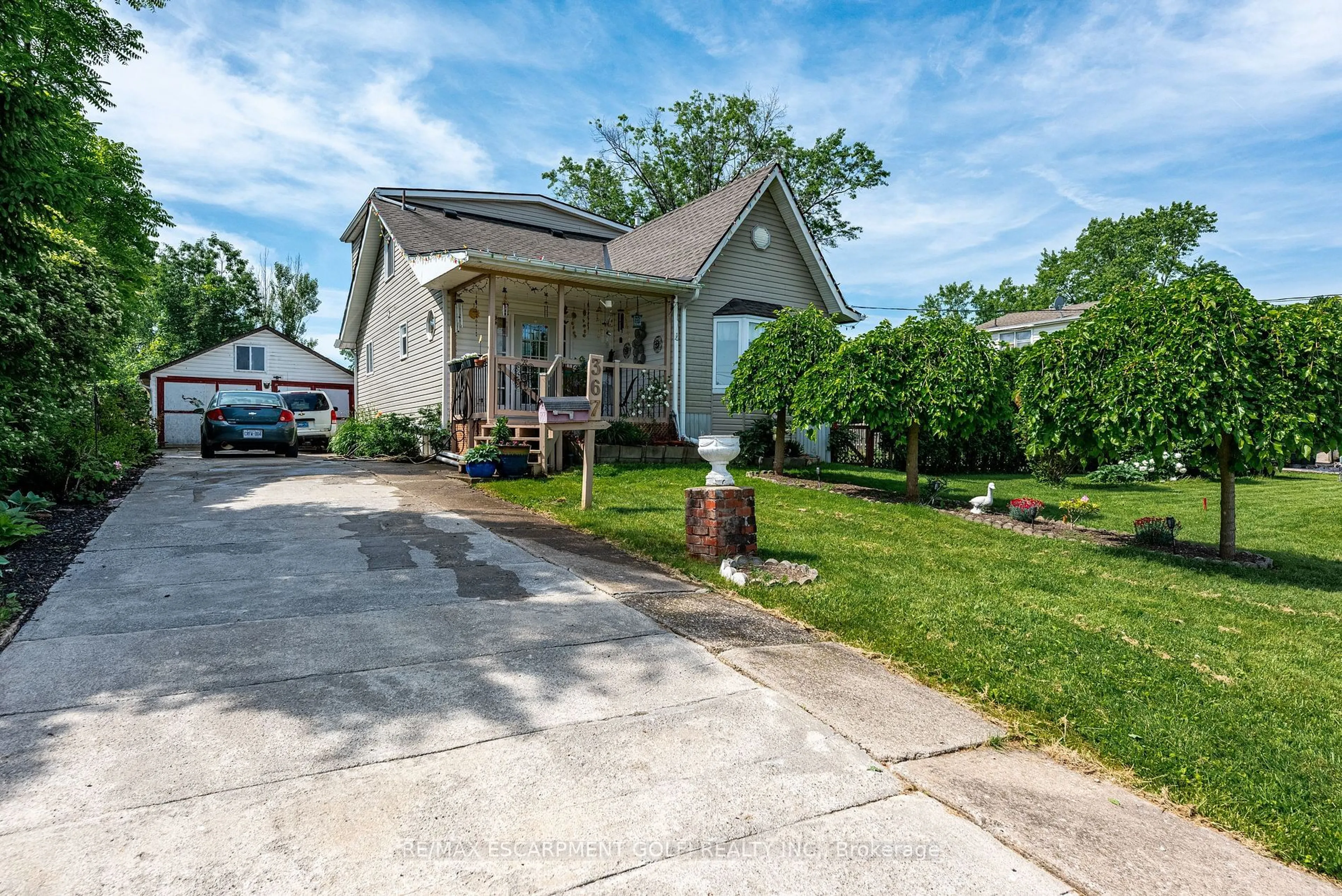 A pic from outside/outdoor area/front of a property/back of a property/a pic from drone, street for 367 Bowen Rd, Fort Erie Ontario L2A 2Z2