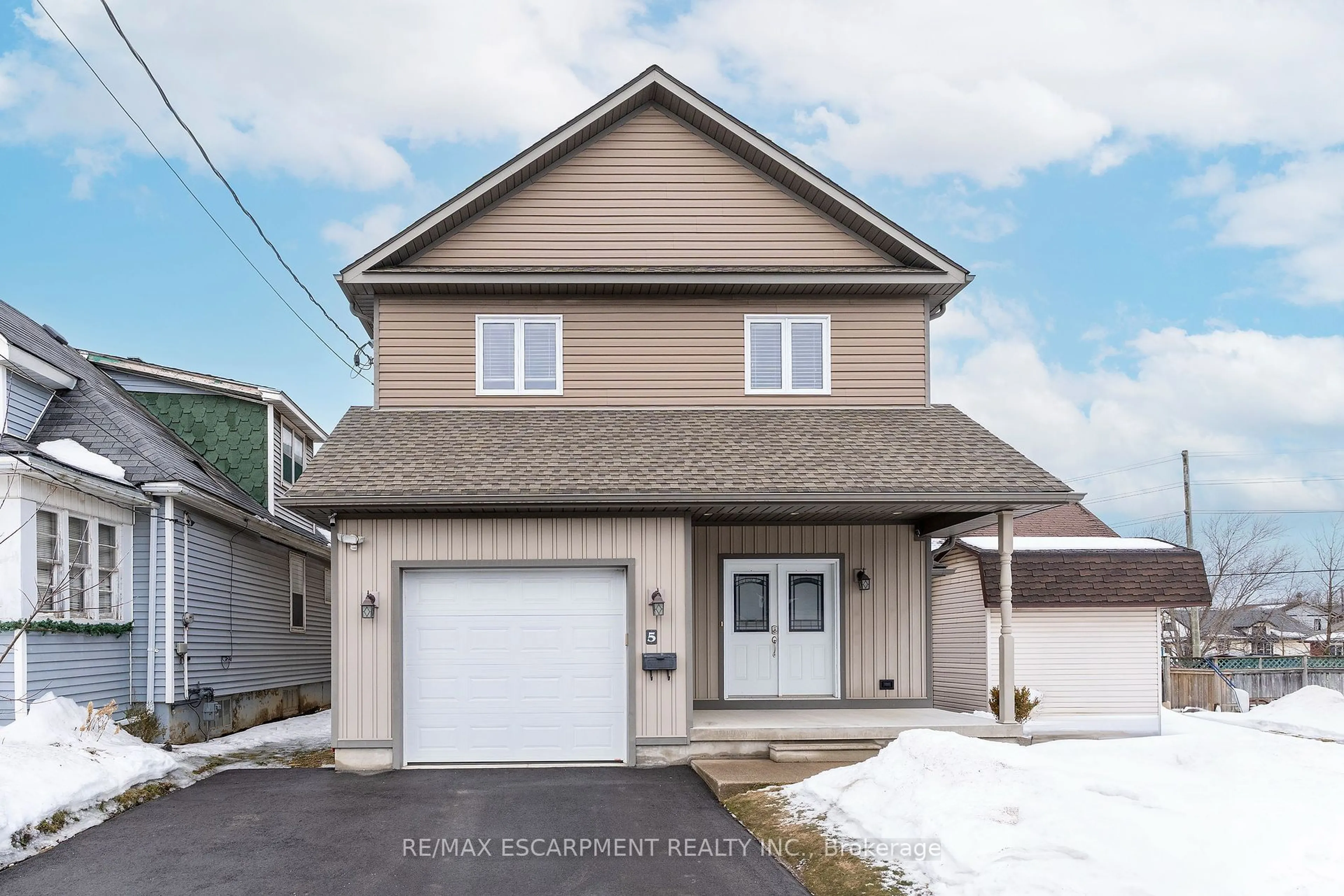 Home with vinyl exterior material, street for 5 BATTLE St, Thorold Ontario L2R 3W3