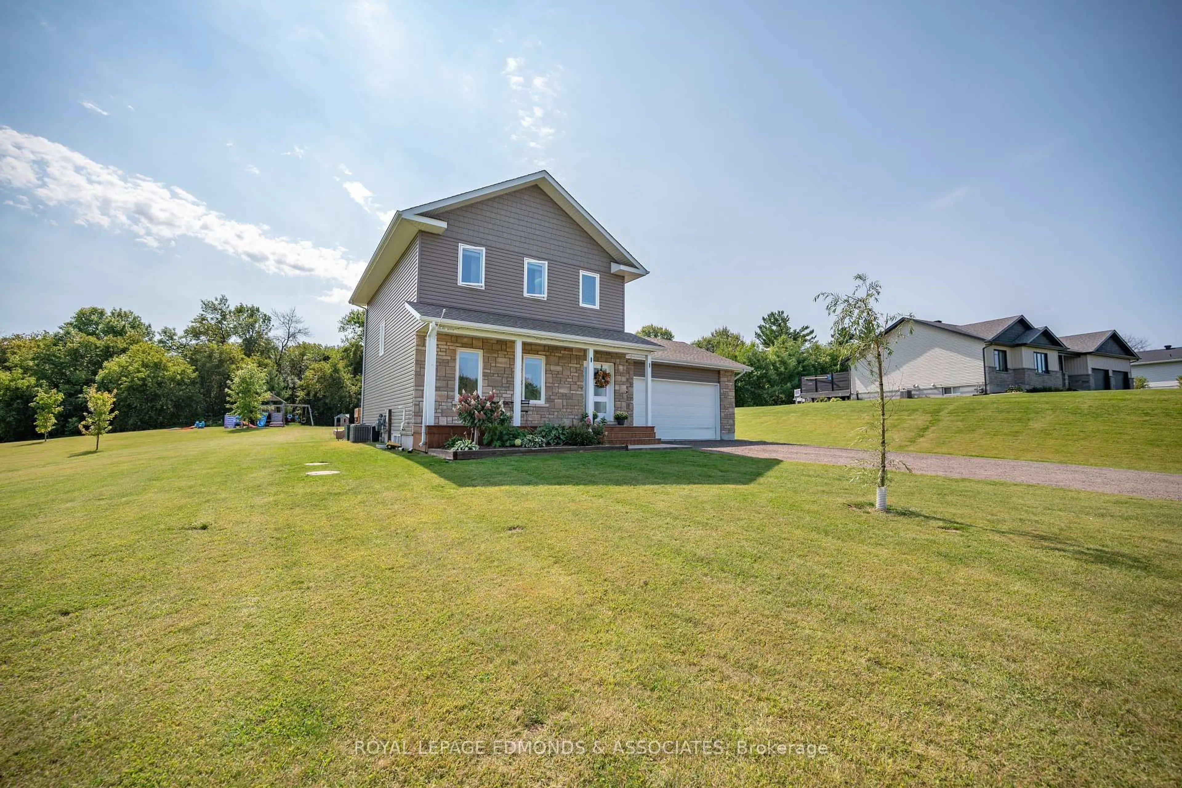 A pic from outside/outdoor area/front of a property/back of a property/a pic from drone, unknown for 40 Taylor Heights Dr, Laurentian Valley Ontario K8B 0A2