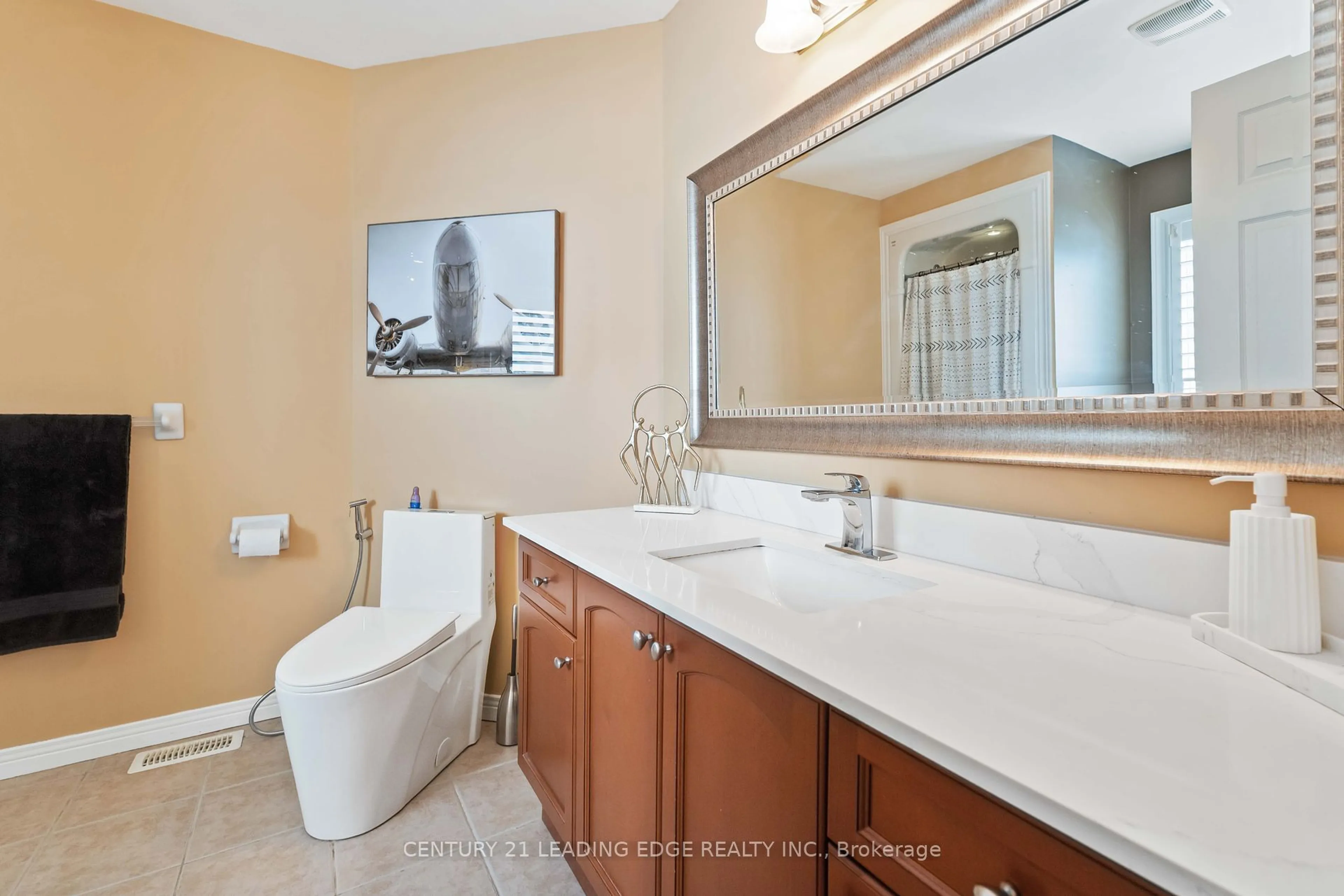 Standard bathroom, ceramic/tile floor for 60 Sundance Cres, Hamilton Ontario L0R 1P0