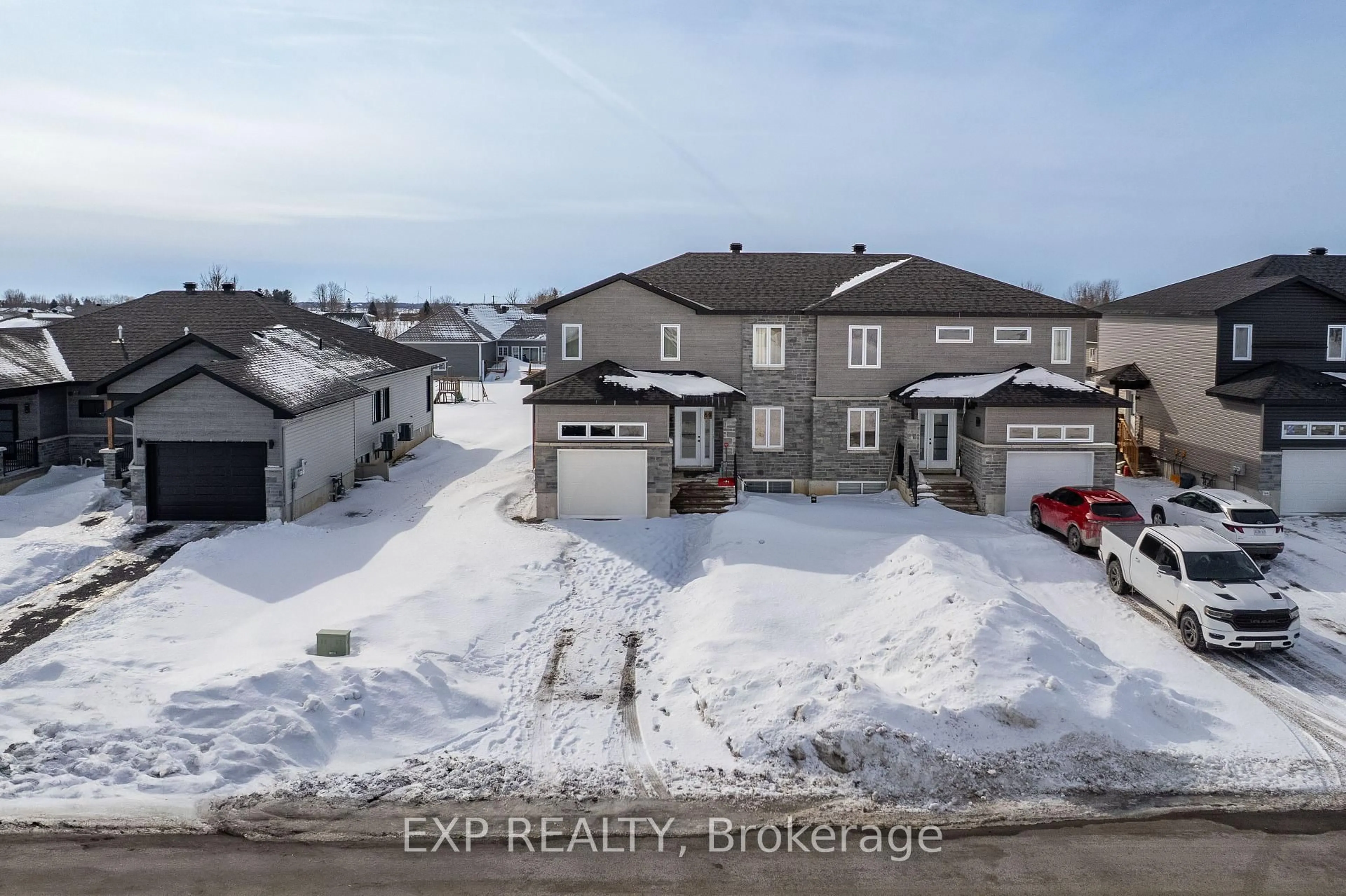 A pic from outside/outdoor area/front of a property/back of a property/a pic from drone, street for 60 HORIZON St, Prescott and Russell Ontario K0A 3C0