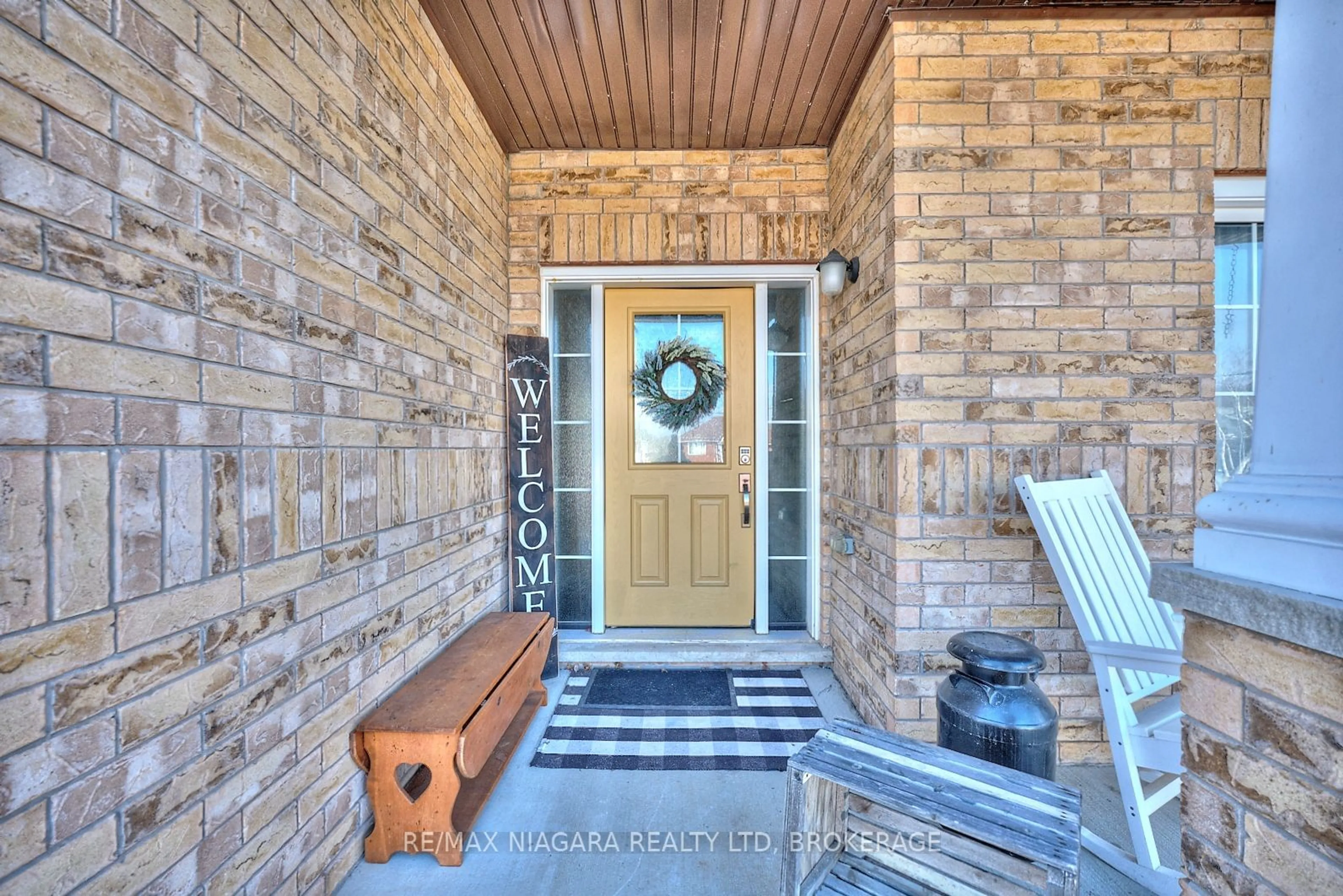 Indoor entryway for 3435 Dominion Rd, Fort Erie Ontario L0S 1N0