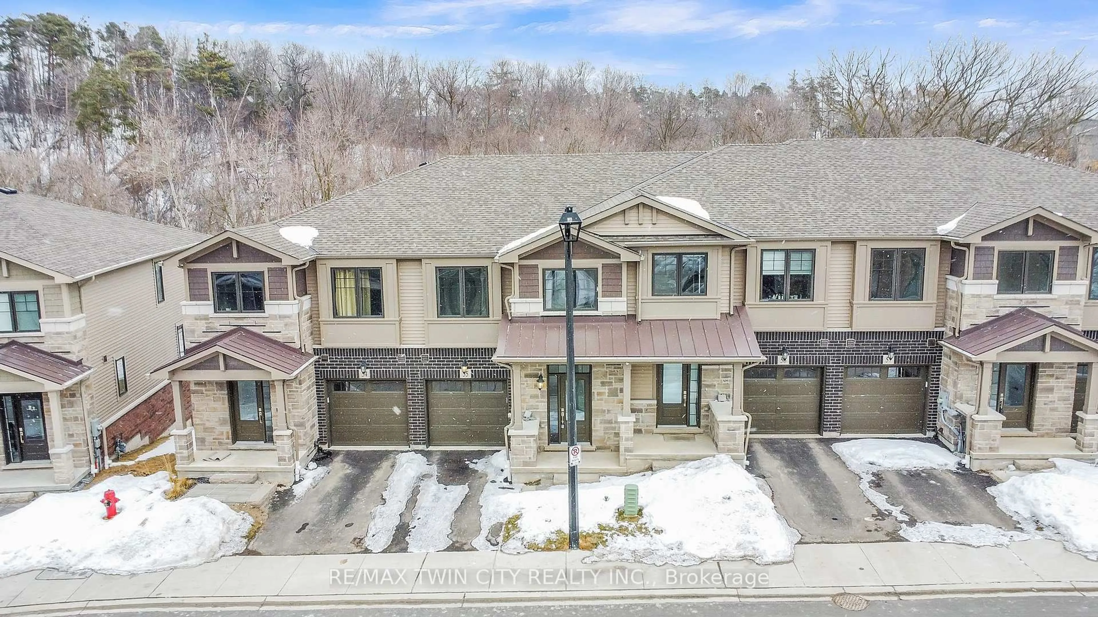 A pic from outside/outdoor area/front of a property/back of a property/a pic from drone, street for 100 Hollywood Crt #55, Cambridge Ontario N1R 0C5