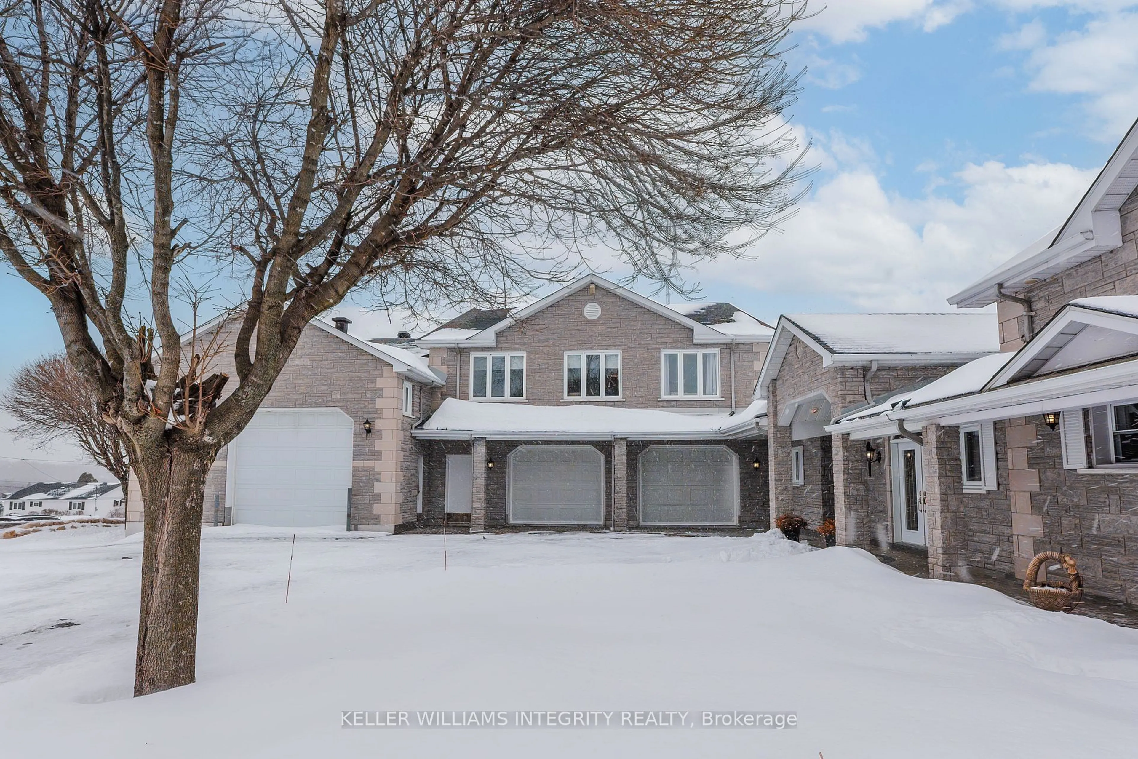 A pic from outside/outdoor area/front of a property/back of a property/a pic from drone, street for 6780 Pilon Point Rd, South Glengarry Ontario K0C 2E0