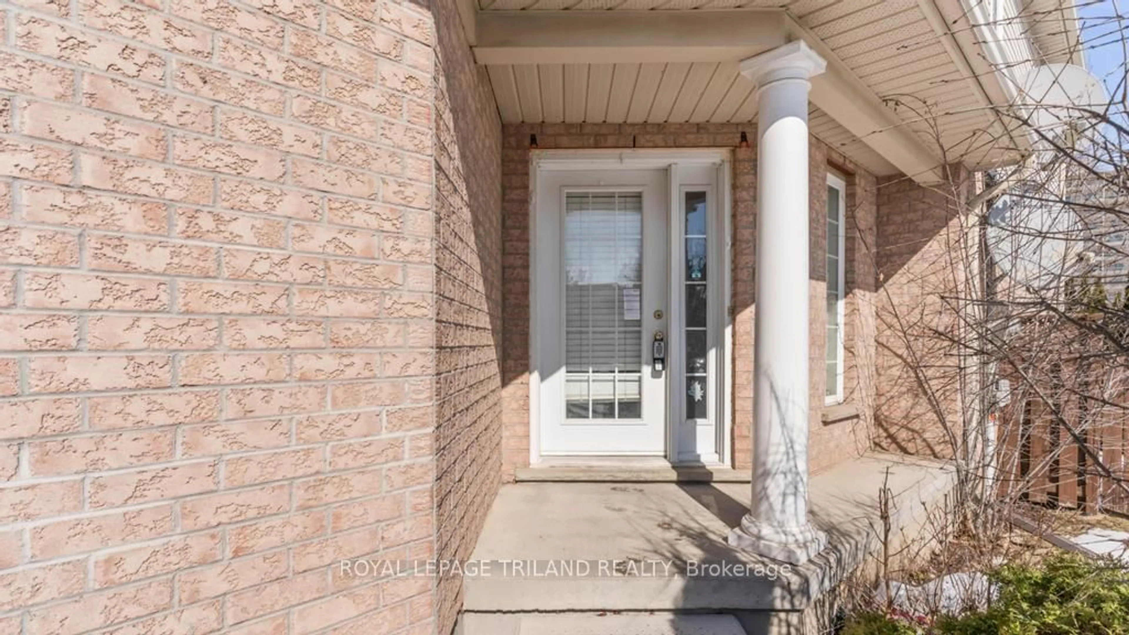 Indoor entryway for 710 Redoak Ave, London Ontario N6H 5R8