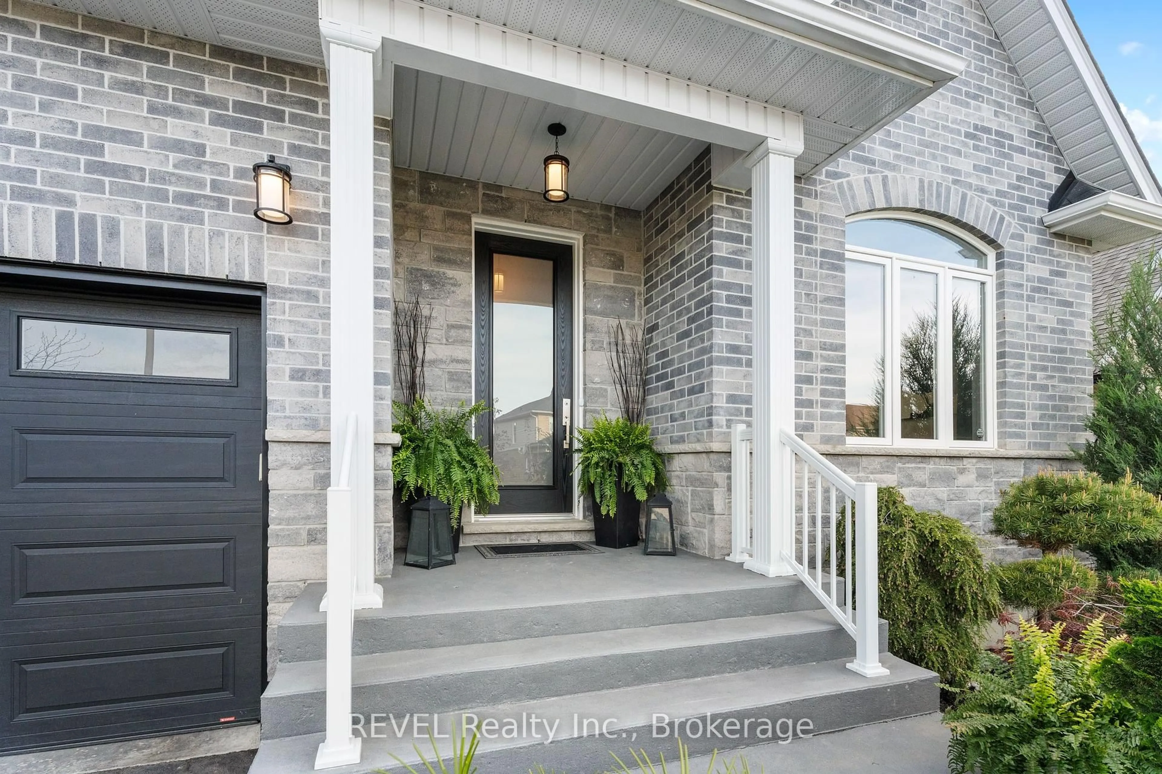 Indoor entryway for 4096 Highland Park Dr, Lincoln Ontario L0R 1B7