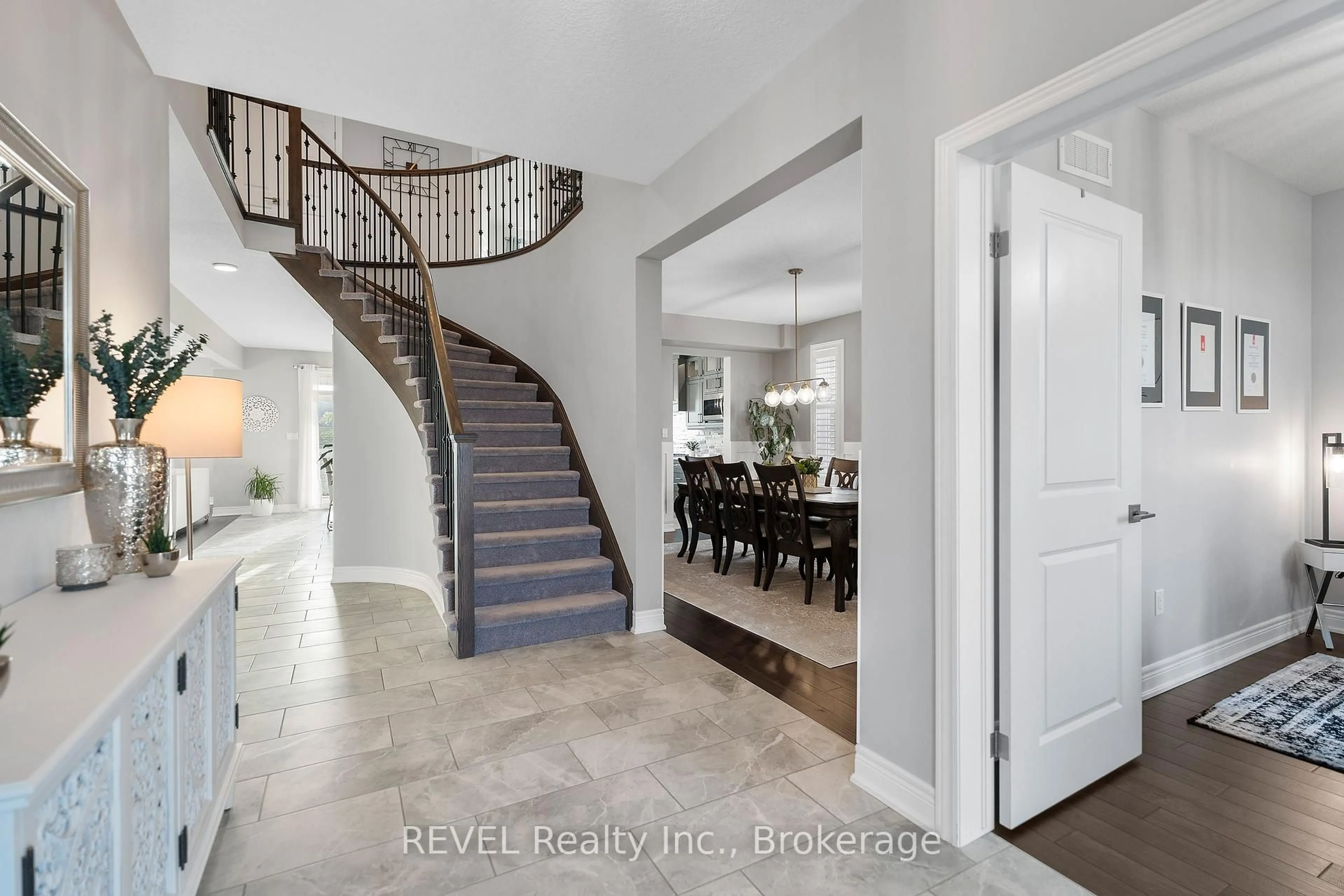 Indoor entryway for 4096 Highland Park Dr, Lincoln Ontario L0R 1B7