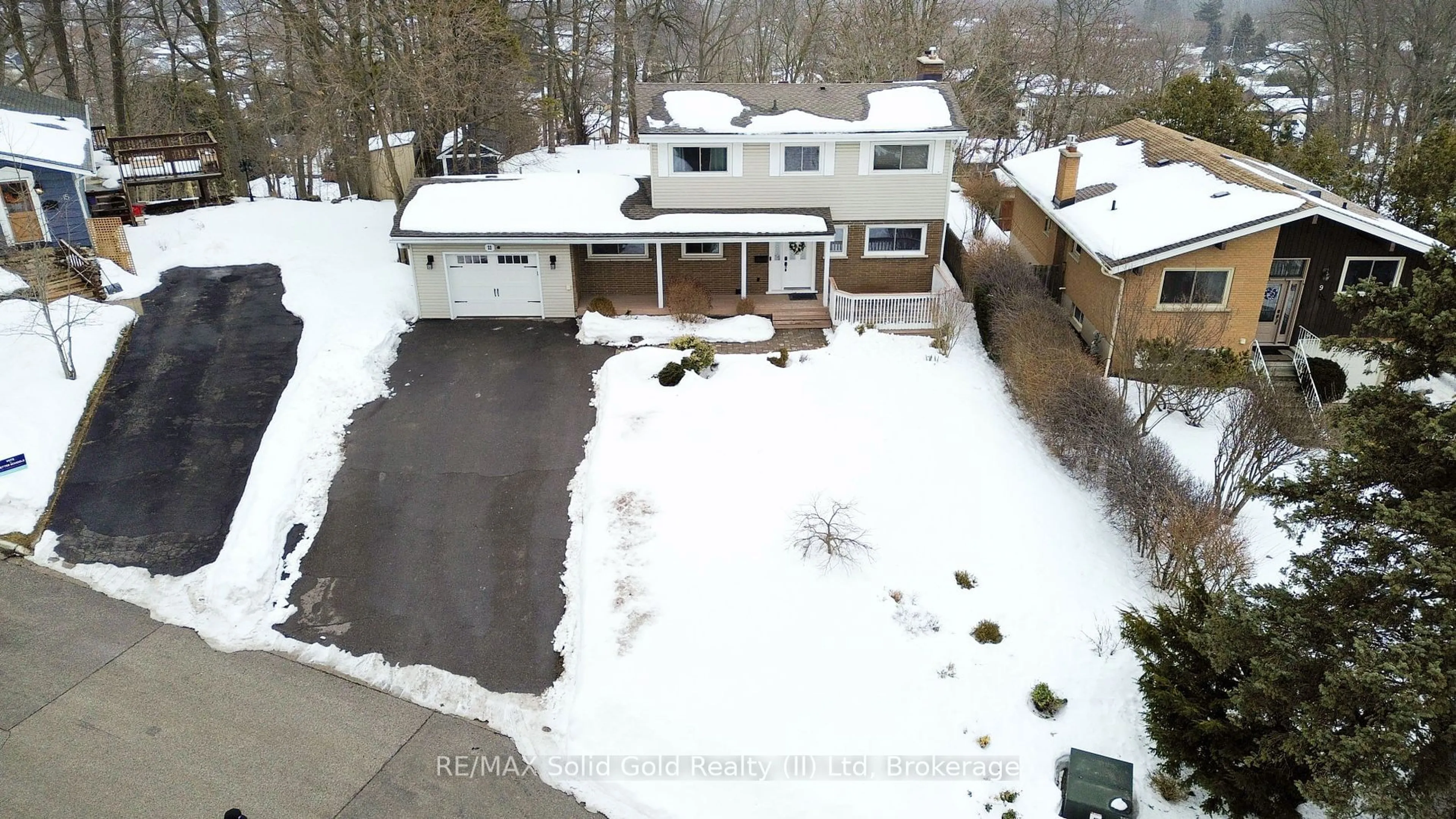 A pic from outside/outdoor area/front of a property/back of a property/a pic from drone, street for 11 Riverview Dr, Cambridge Ontario N1S 3N7