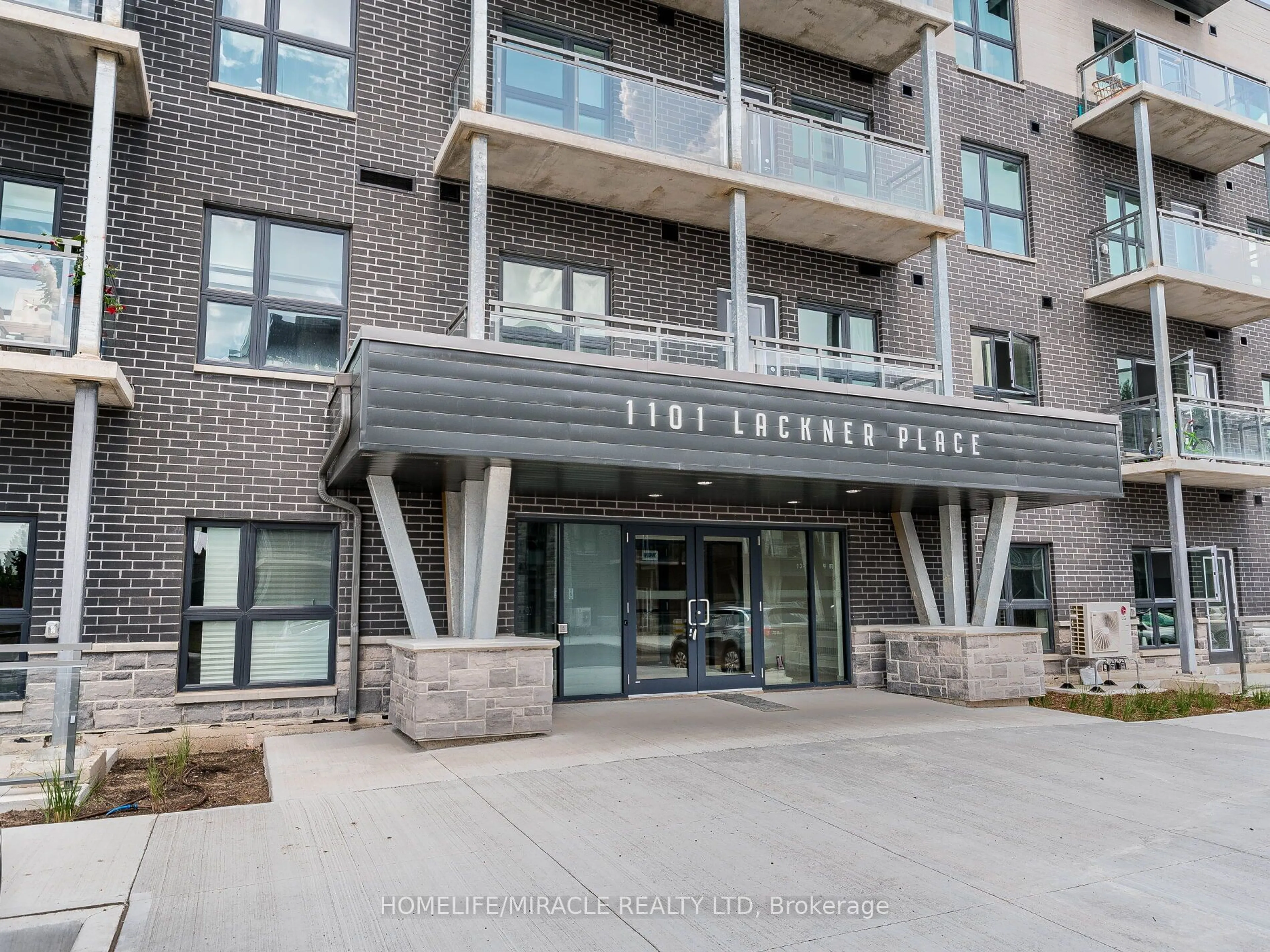 Indoor foyer for 1101 Lackner Pl #T2, Kitchener Ontario N2A 0L3