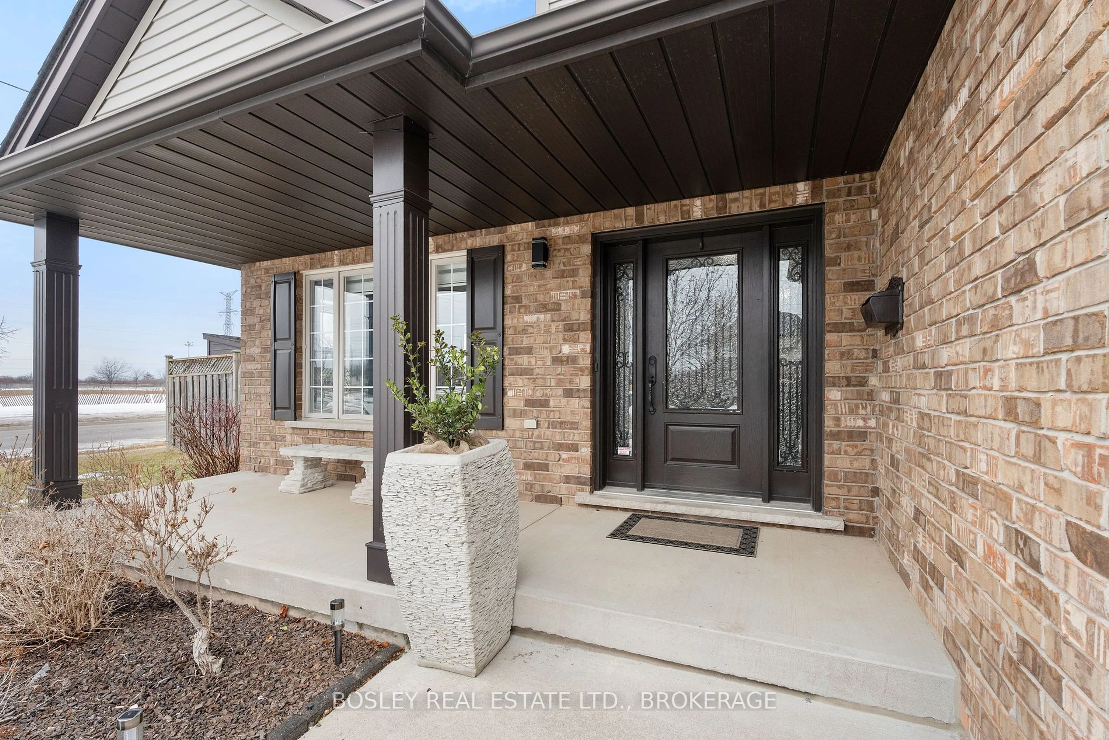 Indoor entryway for 30 Fredonia Cres, St. Catharines Ontario L2S 4C3