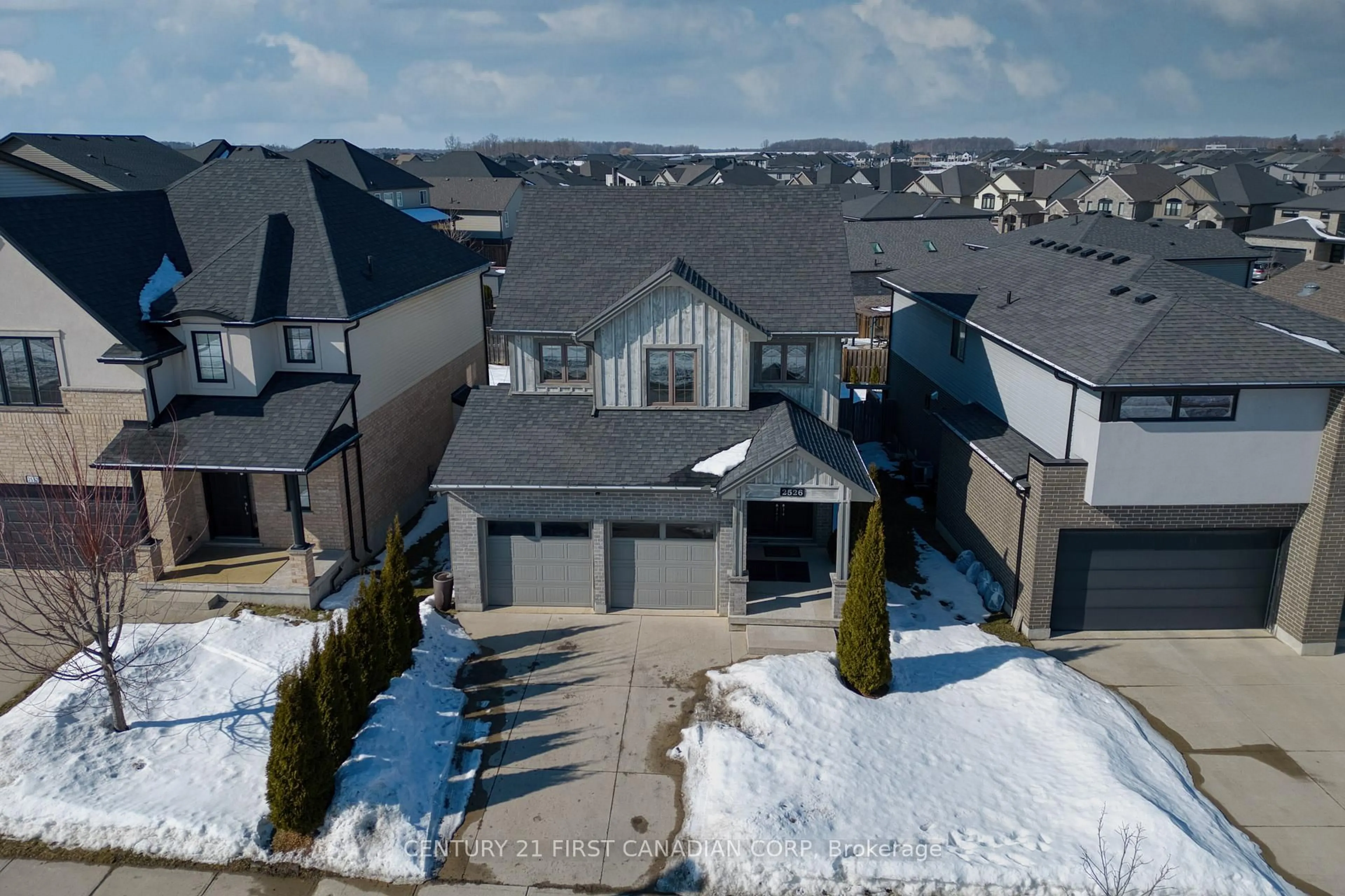 A pic from outside/outdoor area/front of a property/back of a property/a pic from drone, mountain view for 2526 Tokala Tr, London Ontario N6G 0M4