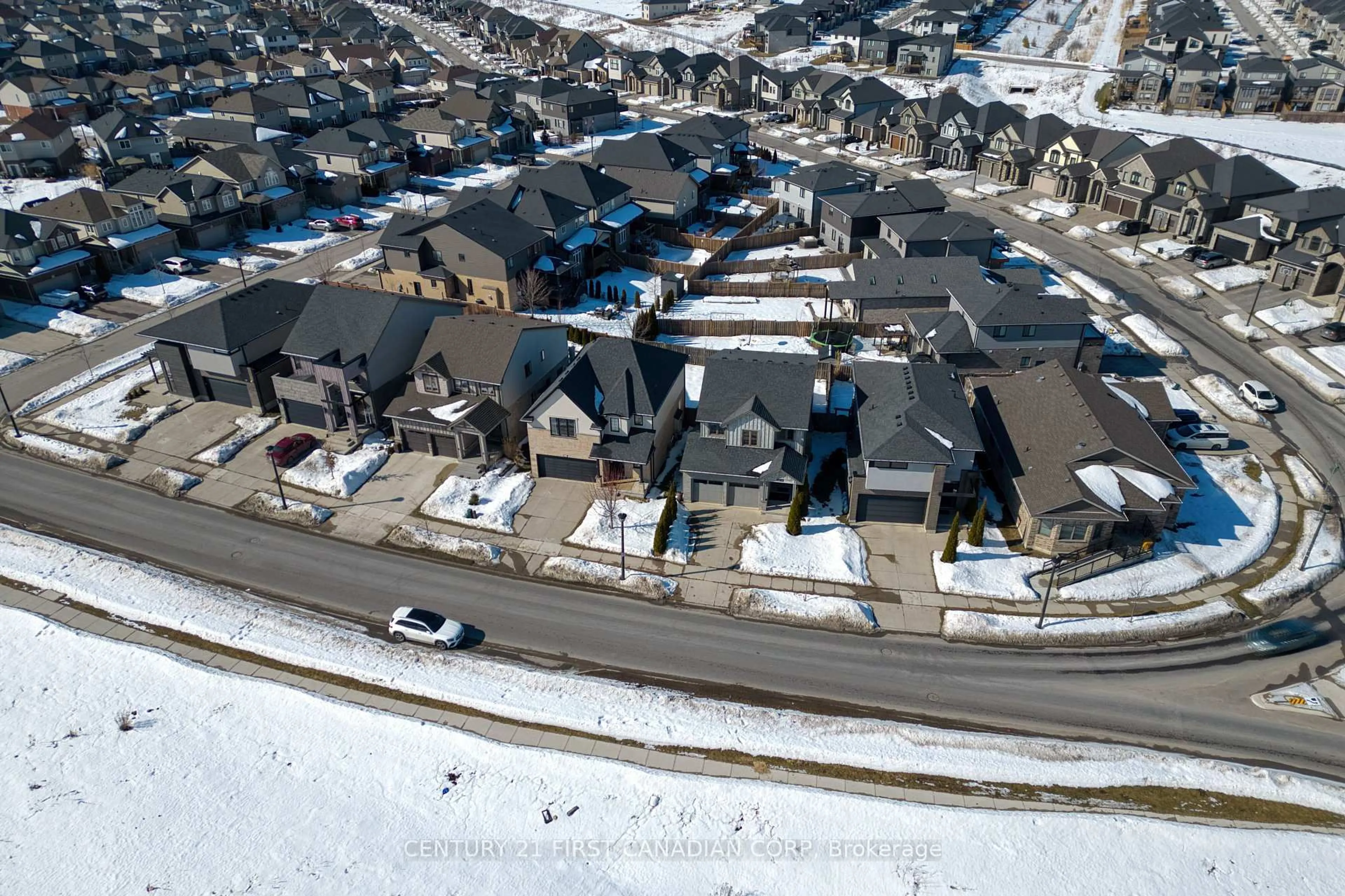 A pic from outside/outdoor area/front of a property/back of a property/a pic from drone, street for 2526 Tokala Tr, London Ontario N6G 0M4