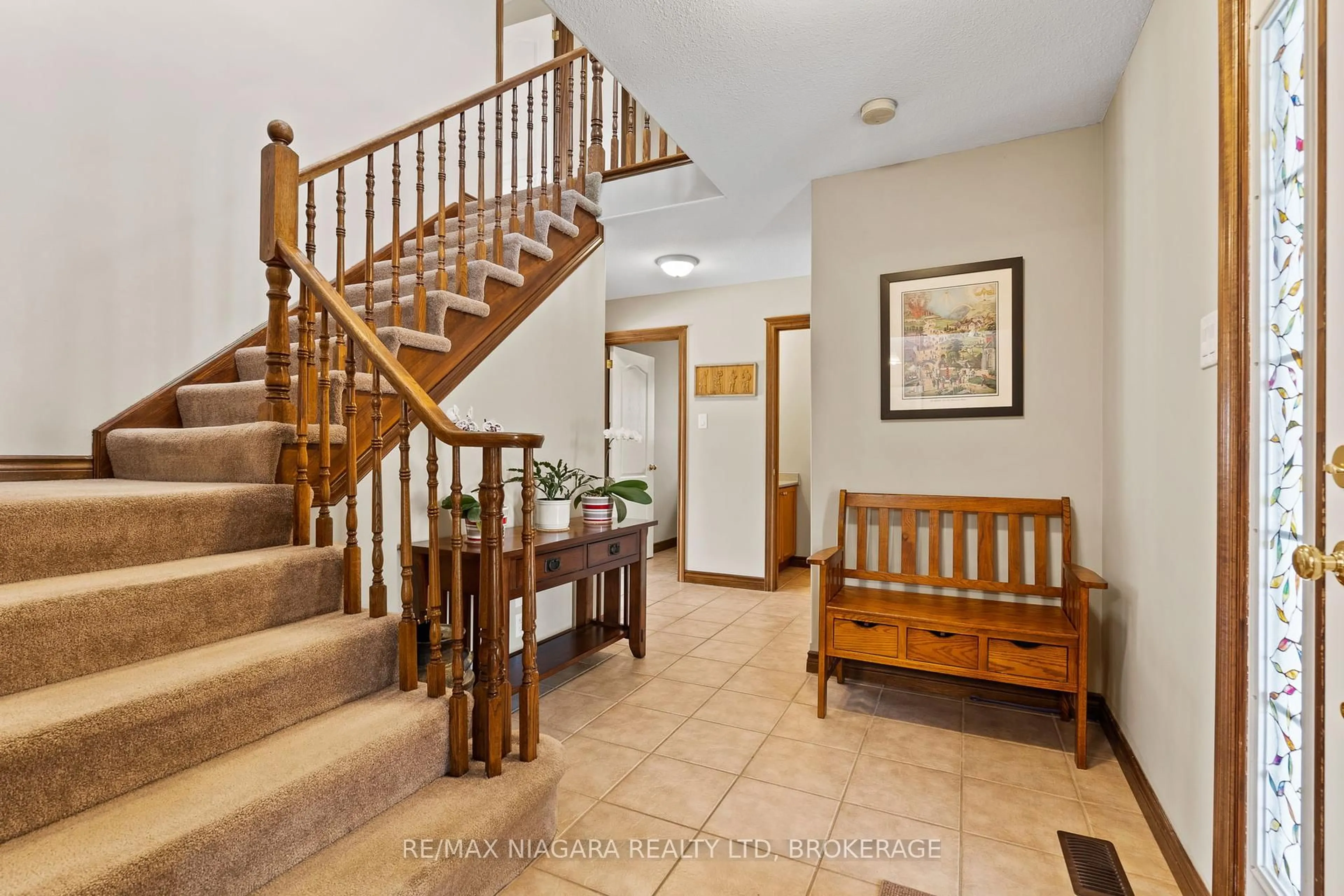 Indoor foyer for 3988 Azalea Cres, Lincoln Ontario L0R 2C0