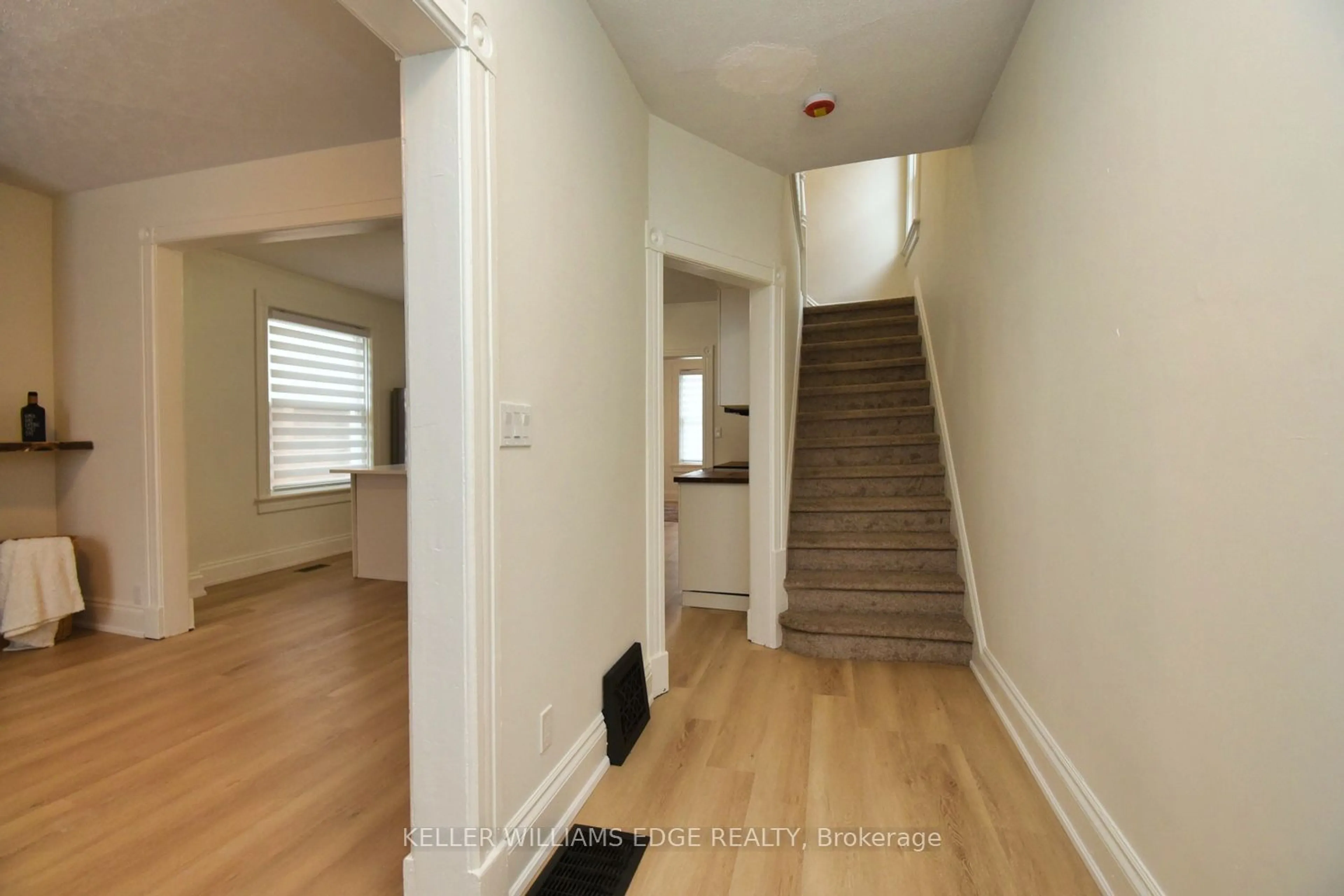 Indoor foyer for 89 Oak St, Cambridge Ontario N1R 4L3