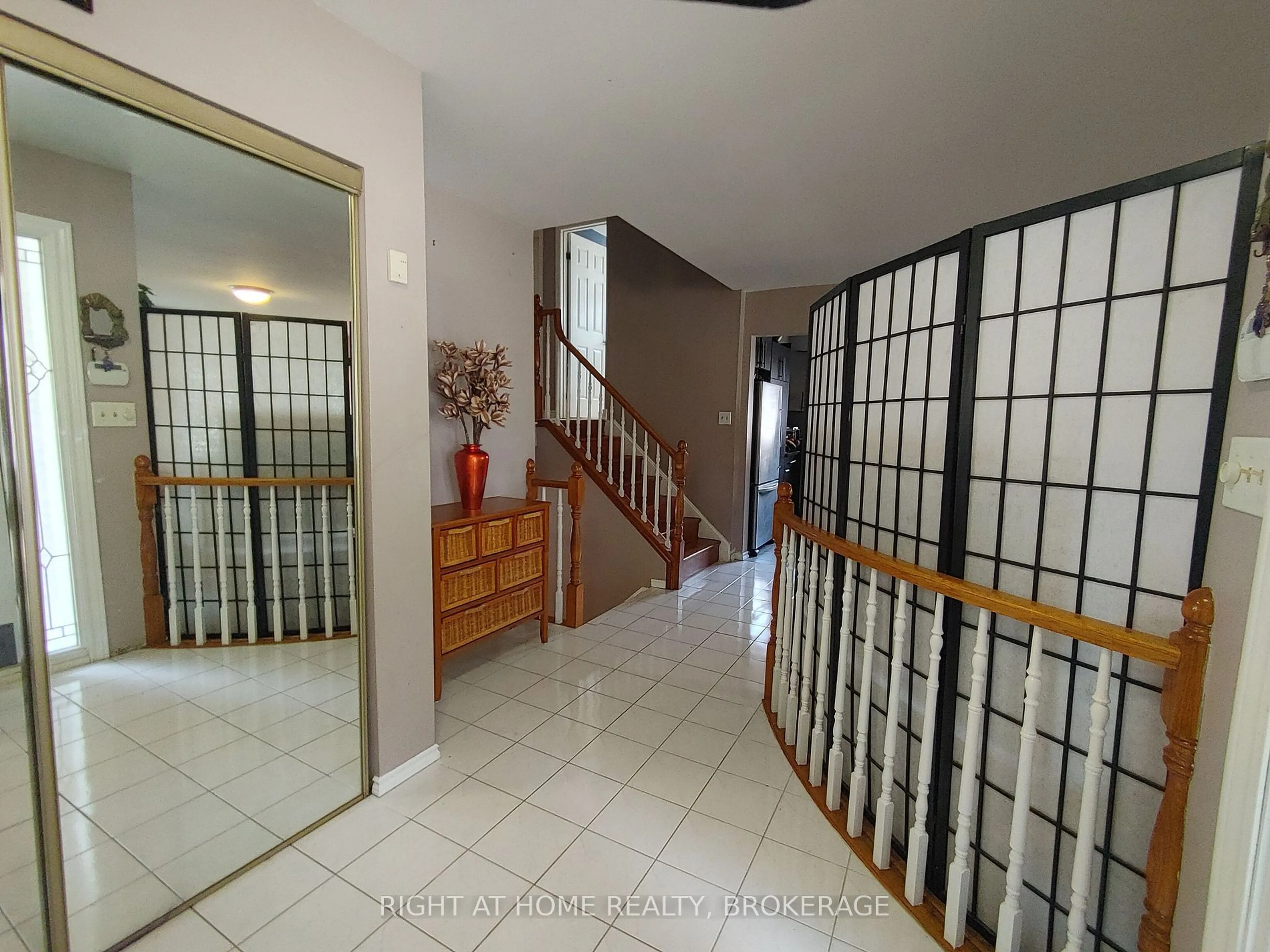 Indoor foyer for 16 Flamingo Dr, Hamilton Ontario L9A 4X7