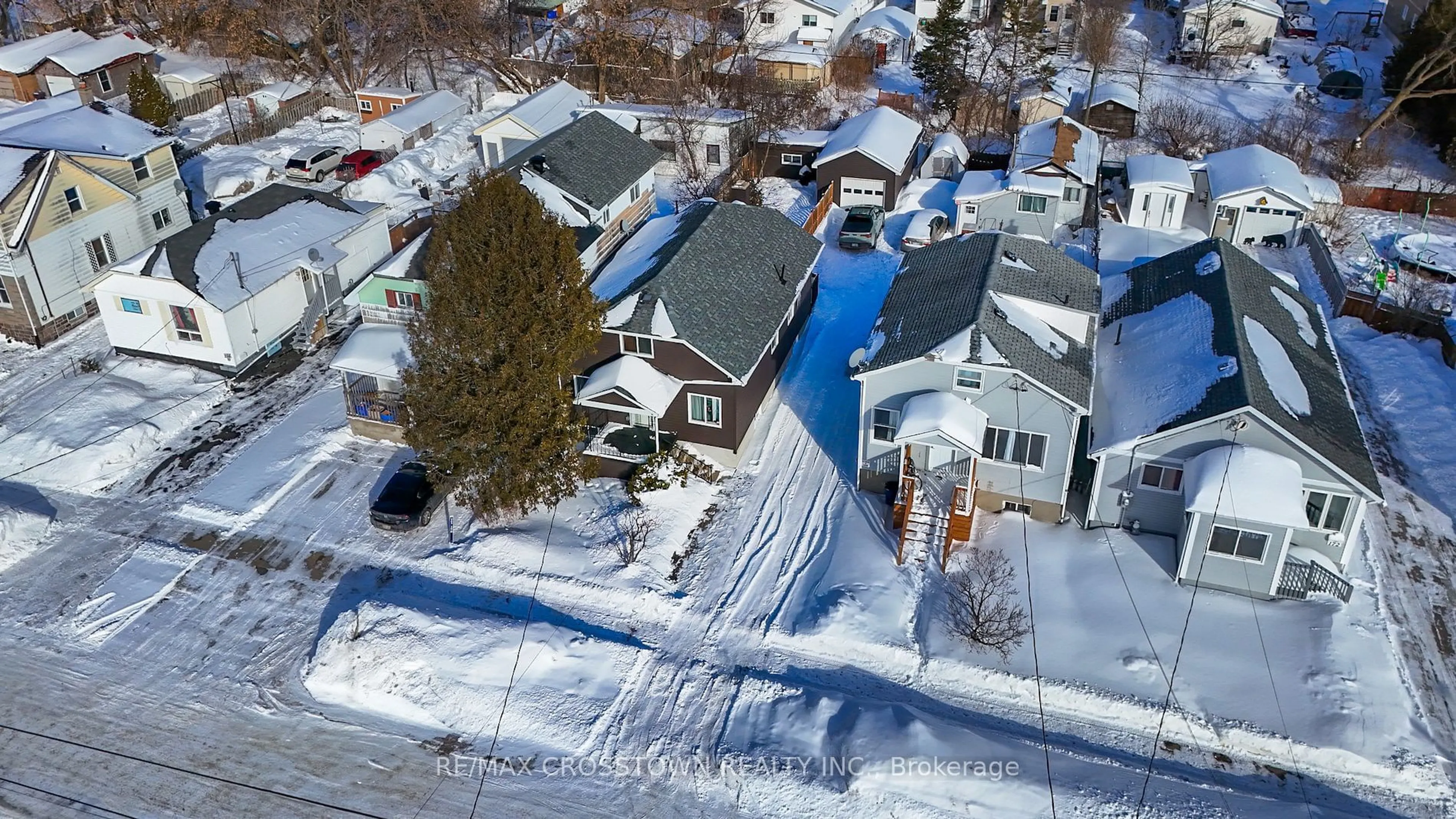 A pic from outside/outdoor area/front of a property/back of a property/a pic from drone, street for 168 Victoria St, North Bay Ontario P1B 1P4