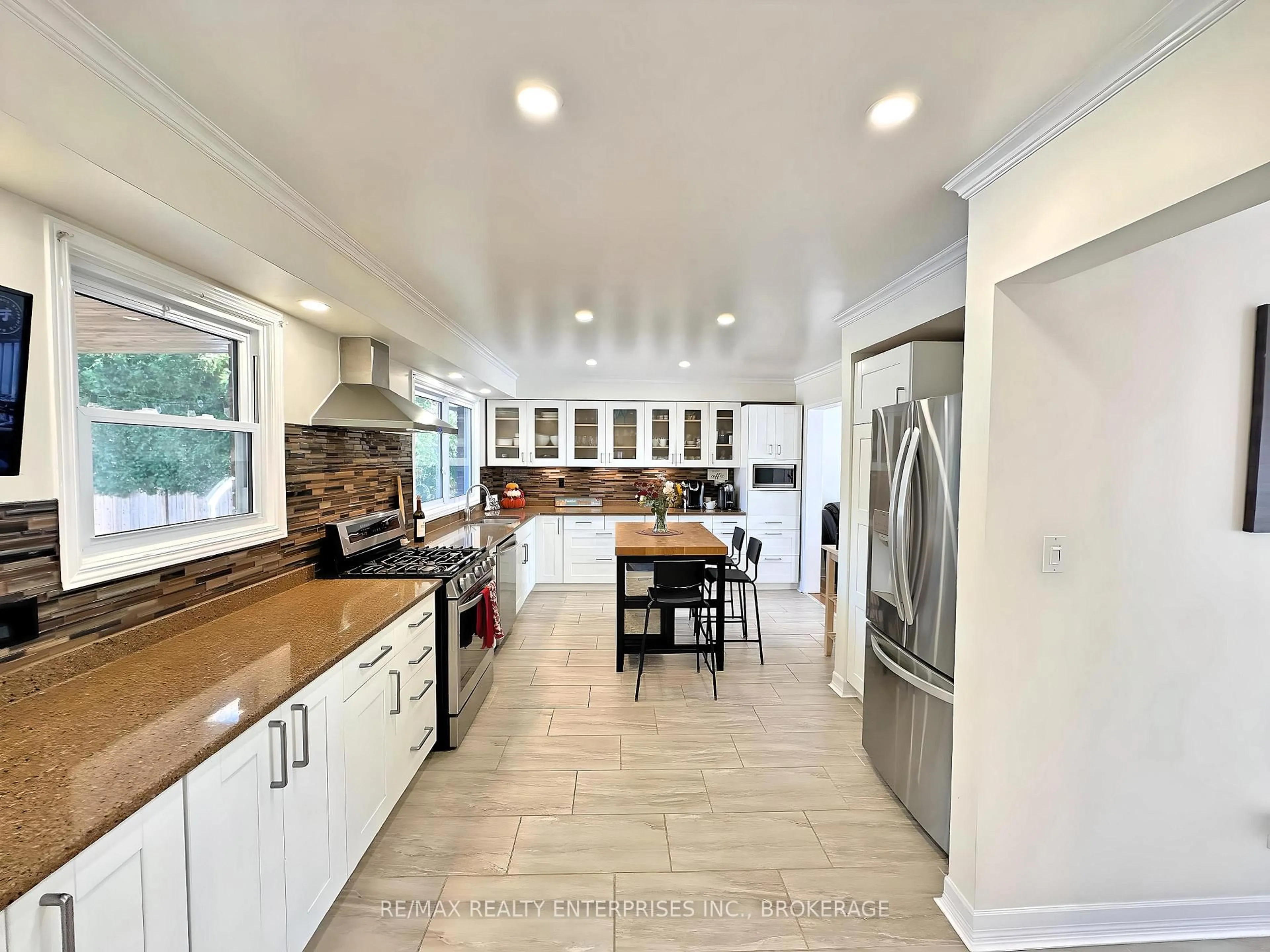 Open concept kitchen, ceramic/tile floor for 6 Vine Rd, Grimsby Ontario L3M 5A2
