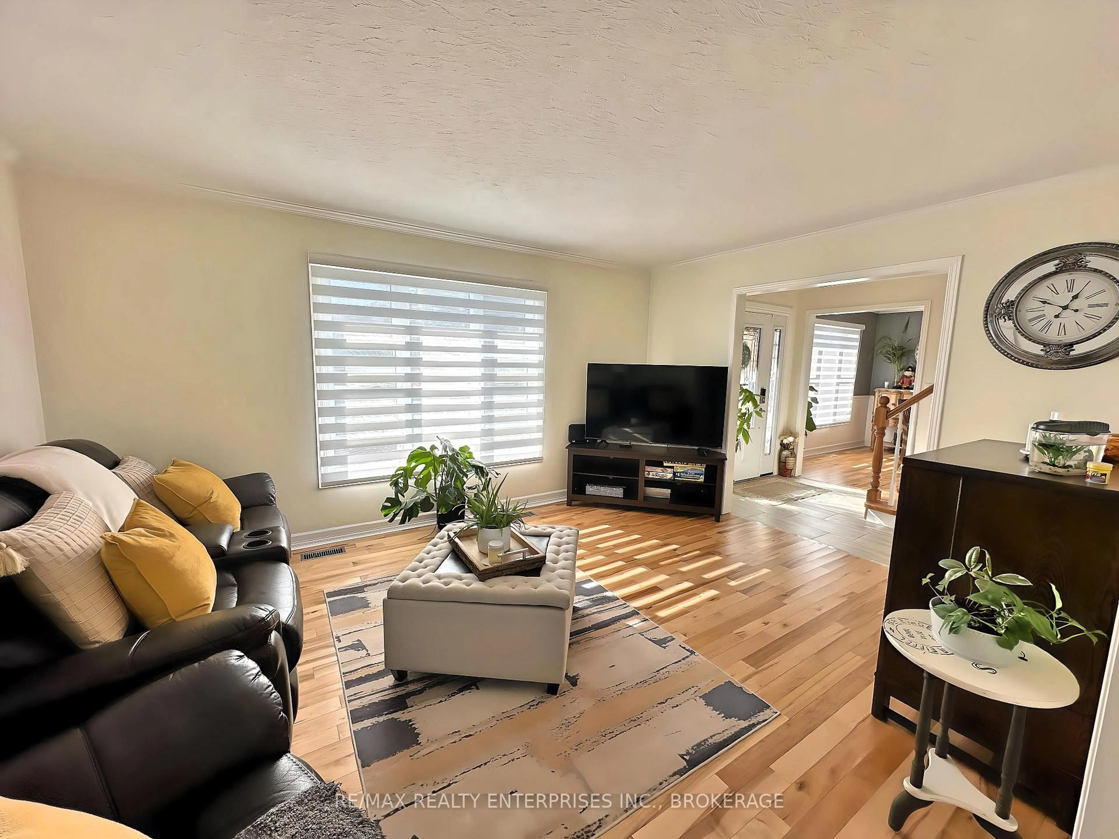 Living room with furniture, unknown for 6 Vine Rd, Grimsby Ontario L3M 5A2