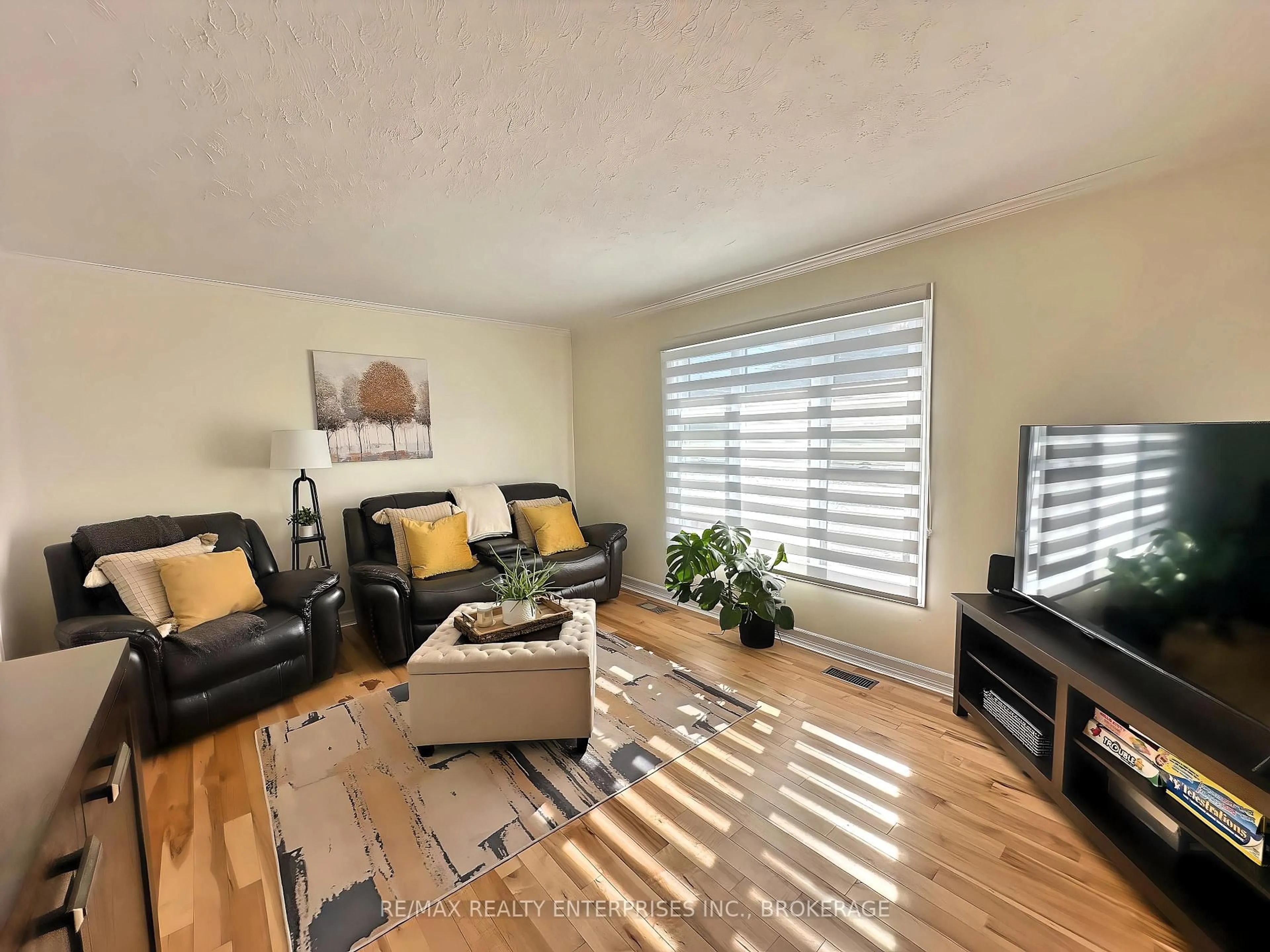 Living room with furniture, wood/laminate floor for 6 Vine Rd, Grimsby Ontario L3M 5A2