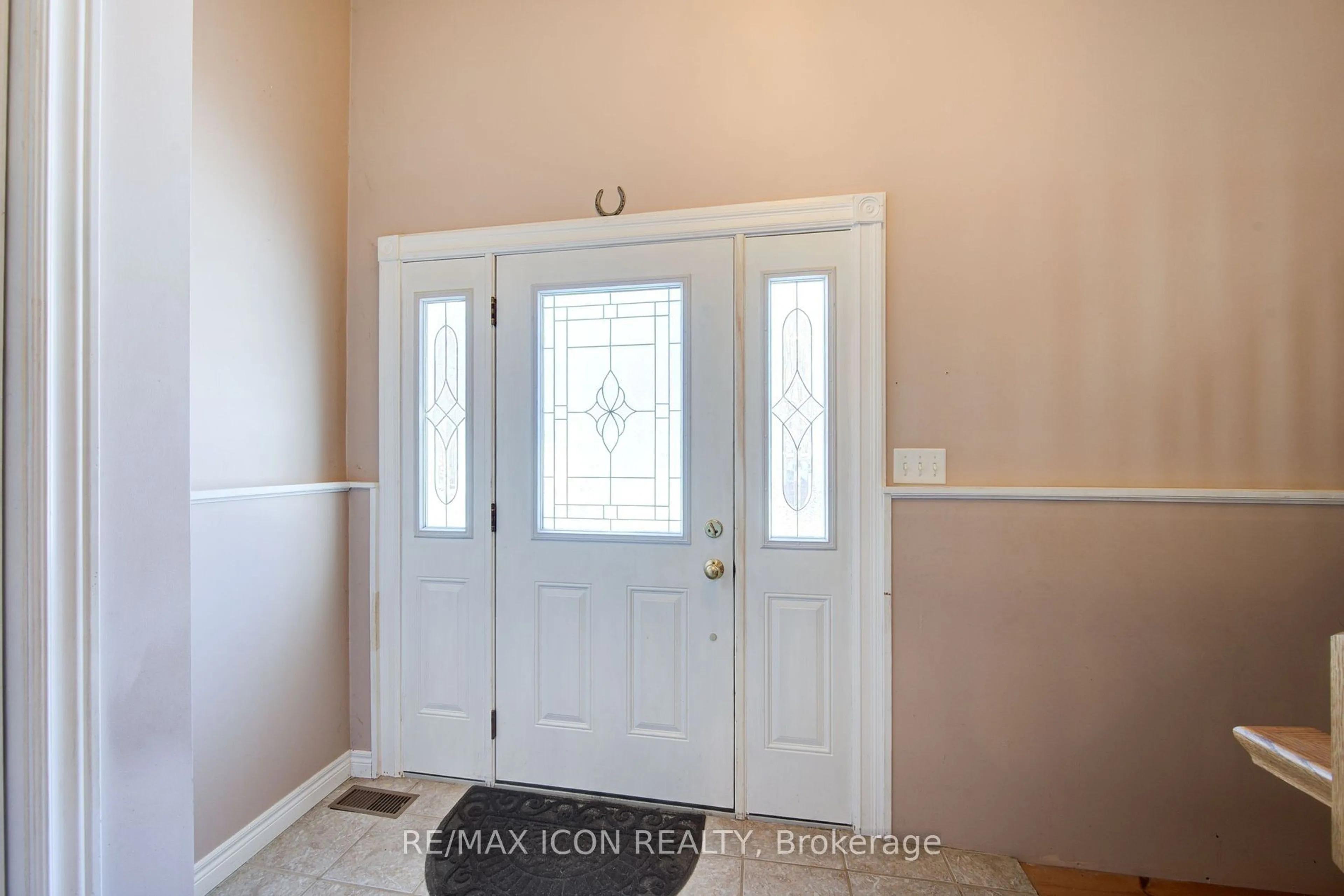 Indoor entryway for 18 Commercial Rd, Norfolk Ontario N3Y 4K2