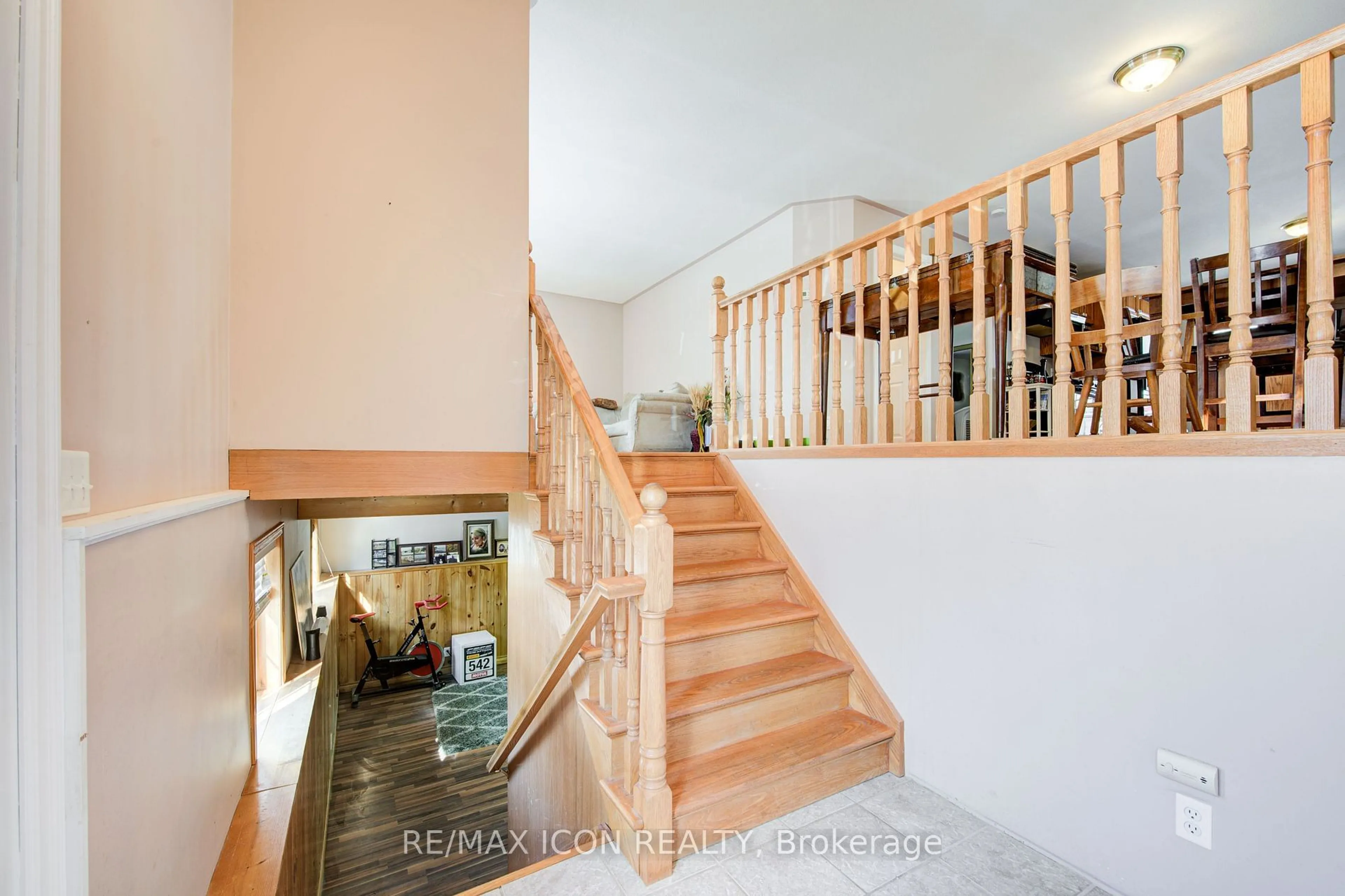 Indoor foyer for 18 Commercial Rd, Norfolk Ontario N3Y 4K2