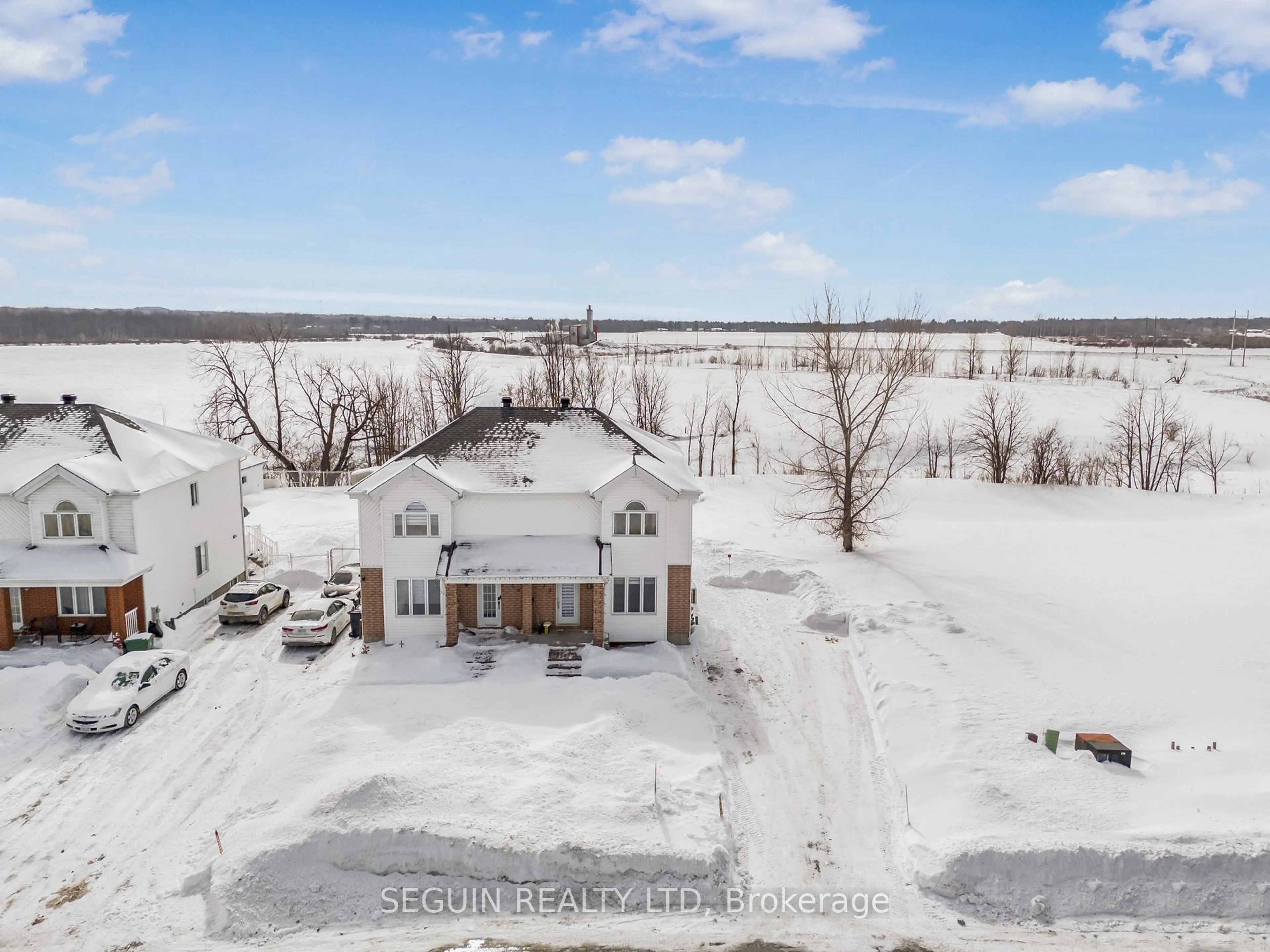 A pic from outside/outdoor area/front of a property/back of a property/a pic from drone, unknown for 922 Roch St, Hawkesbury Ontario K6A 3V3