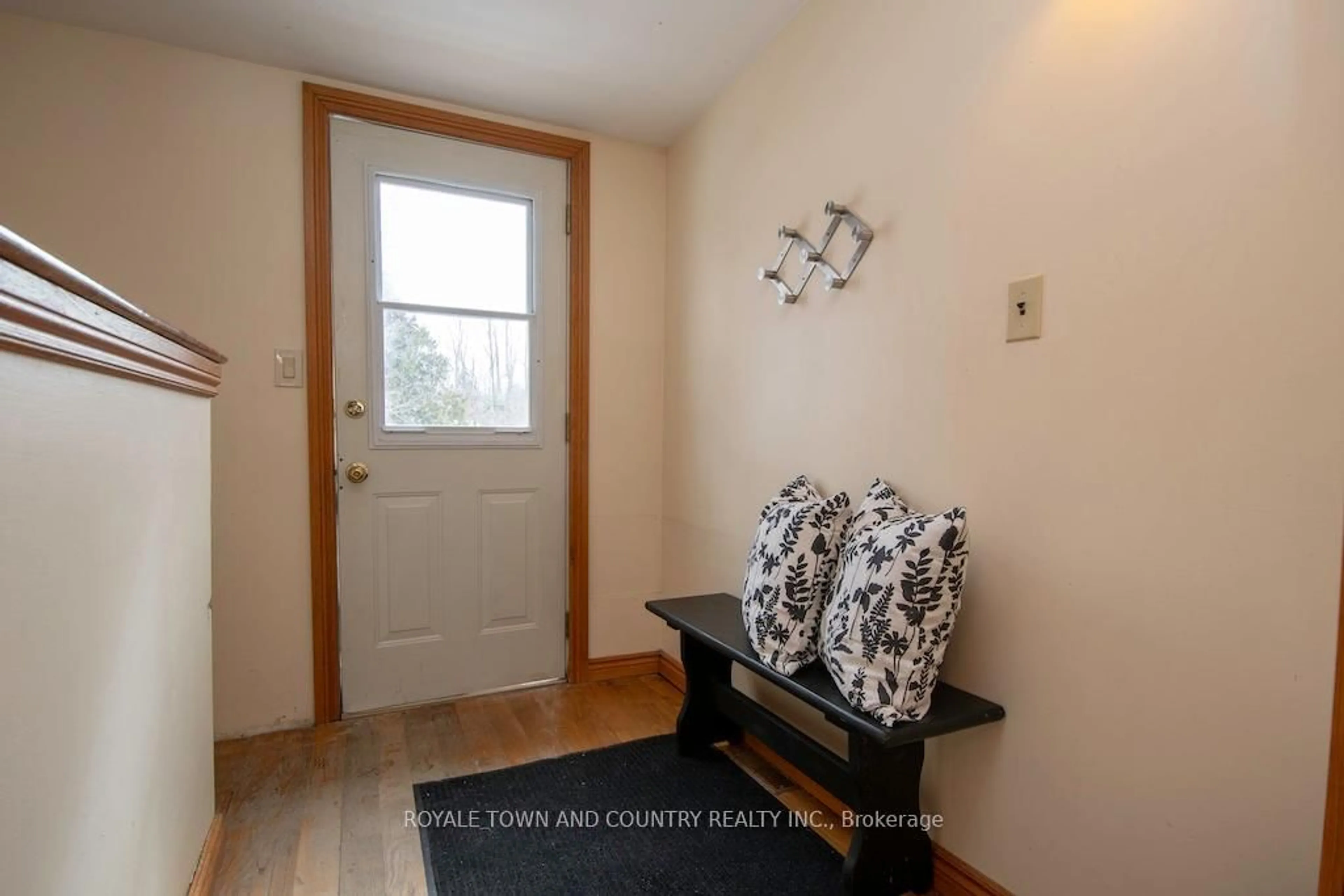 Indoor entryway for 2 Osborne St, Kawartha Lakes Ontario K0L 2X0