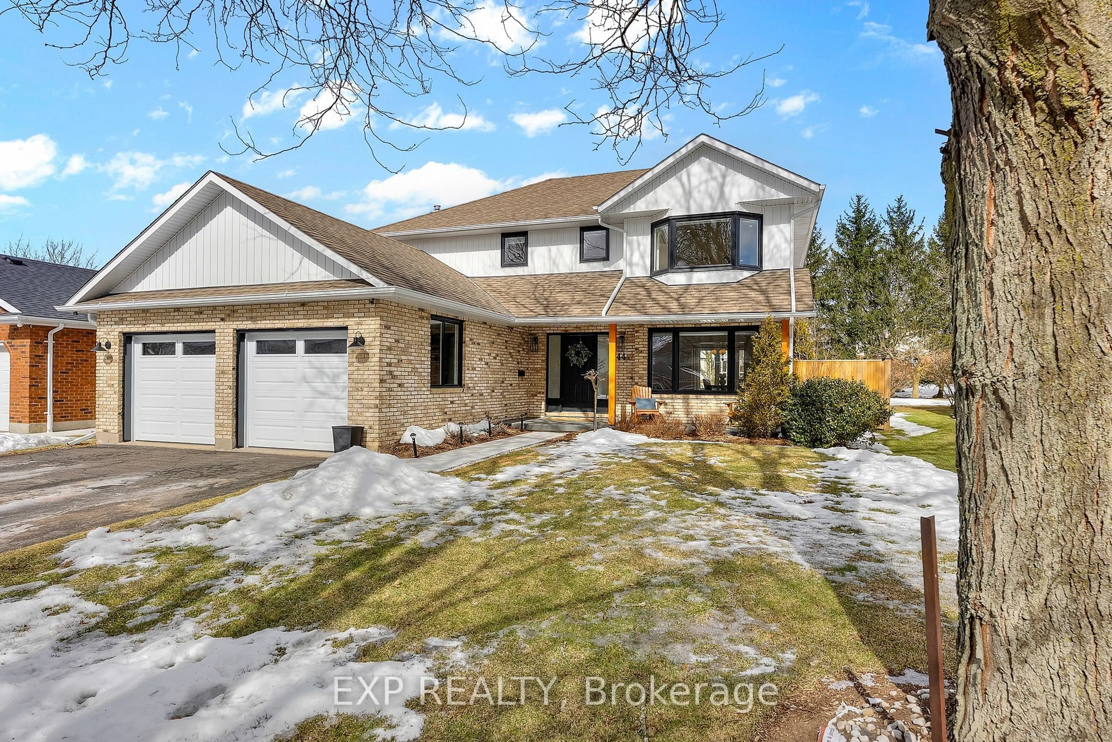 A pic from outside/outdoor area/front of a property/back of a property/a pic from drone, street for 44 Heritage Lane, Welland Ontario L3C 6Z3