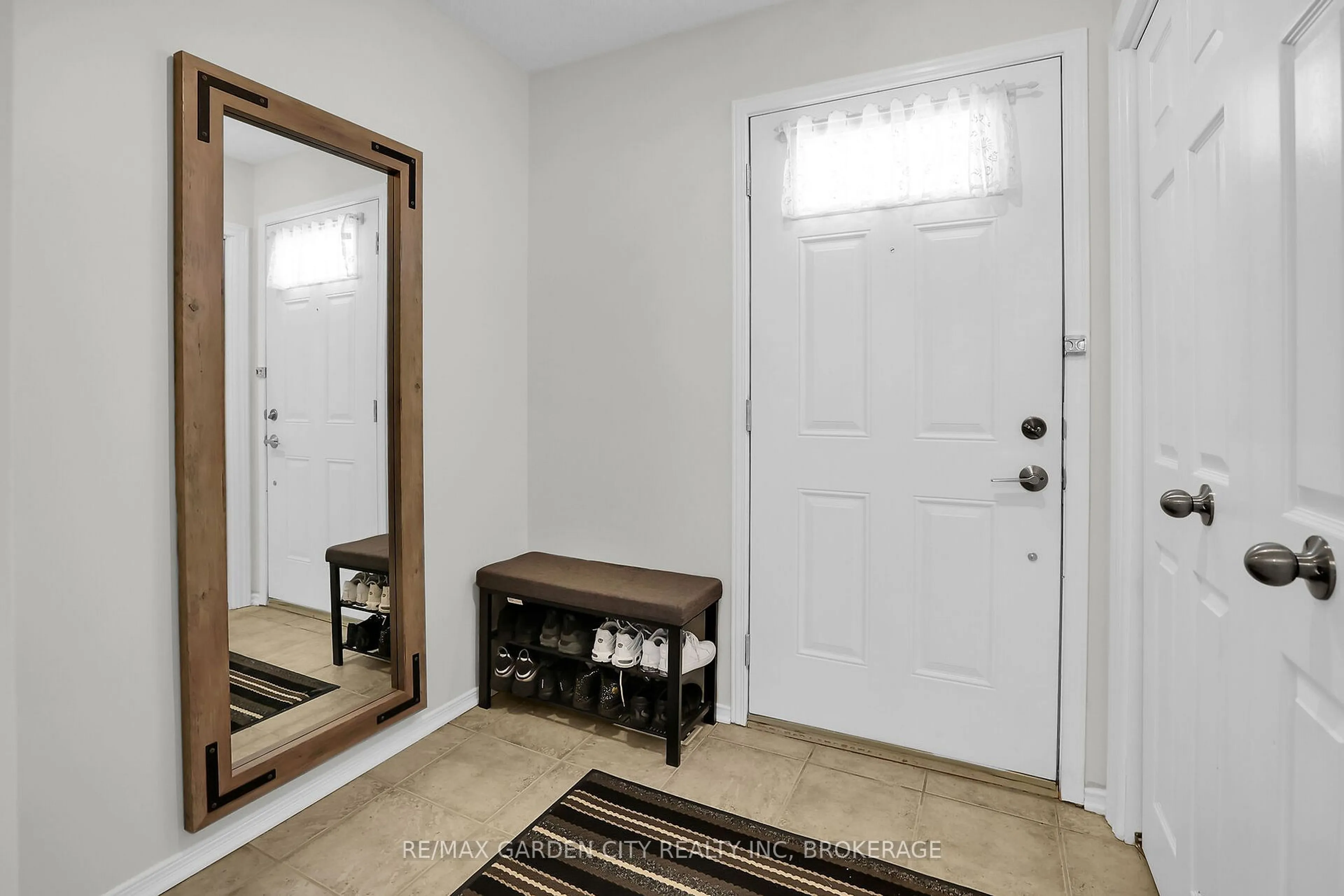 Indoor entryway for 65 Dorchester Blvd #7, St. Catharines Ontario L2M 7S9