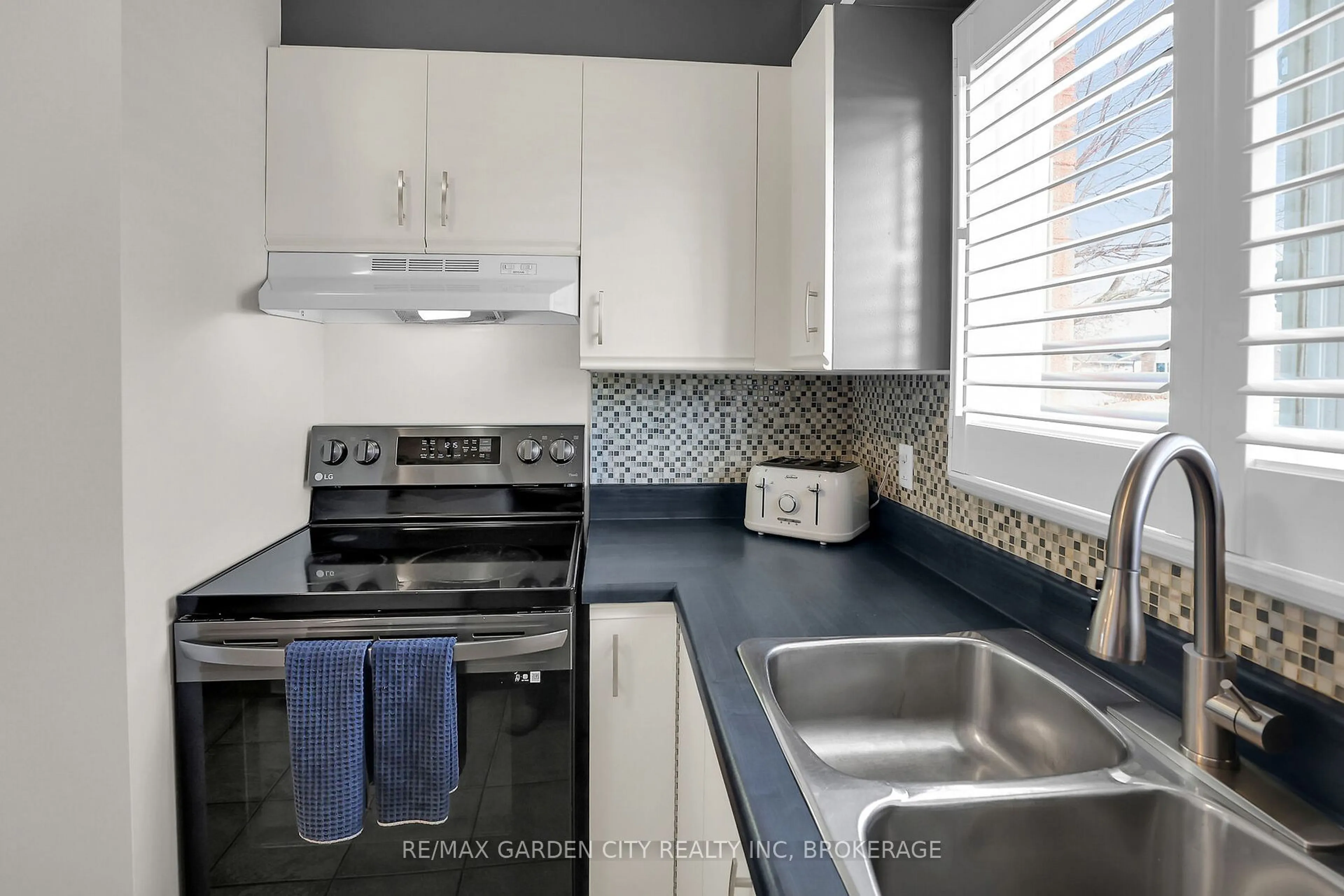 Standard kitchen, ceramic/tile floor for 65 Dorchester Blvd #7, St. Catharines Ontario L2M 7S9