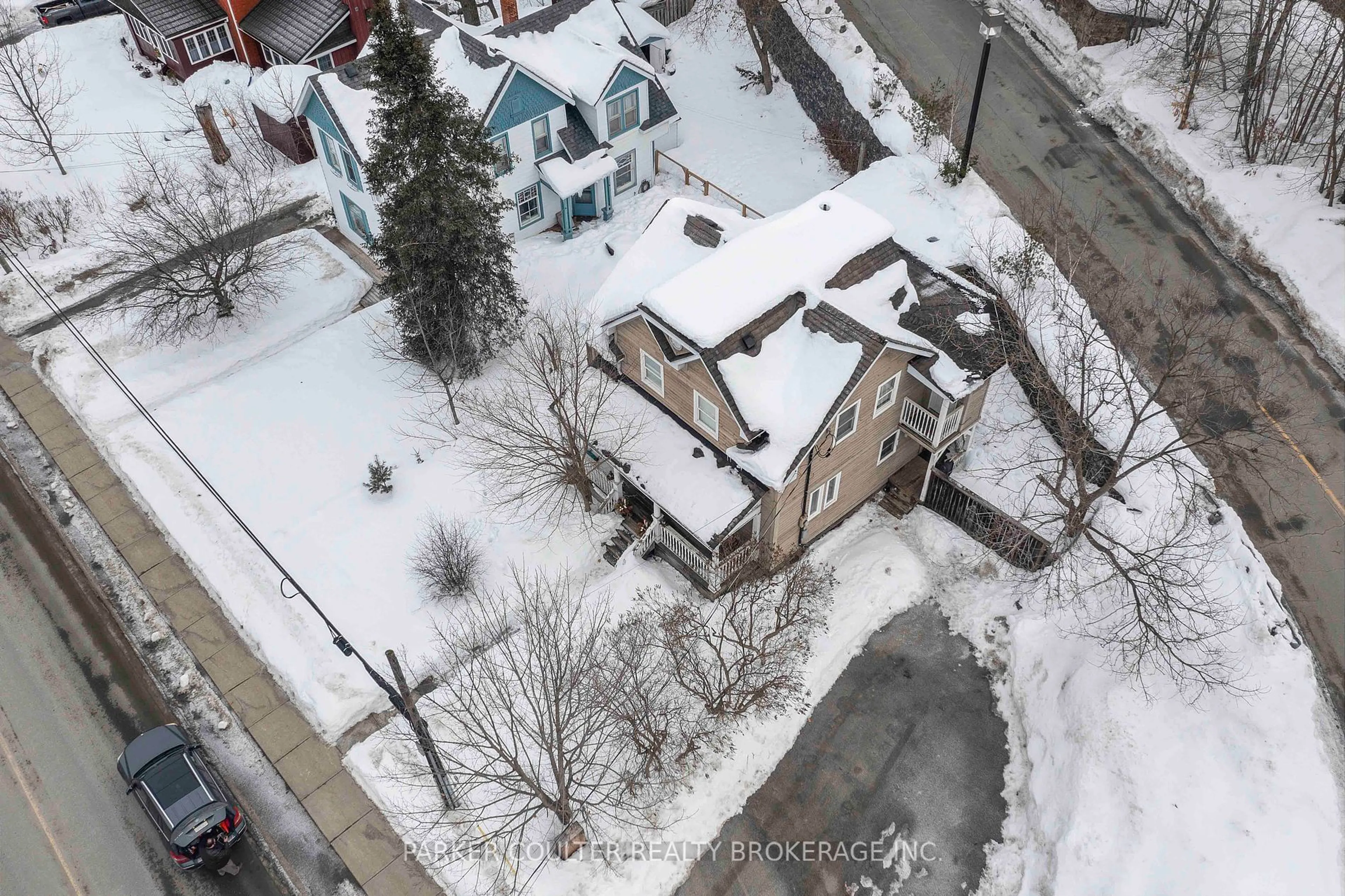 A pic from outside/outdoor area/front of a property/back of a property/a pic from drone, street for 15 Waubeek St, Parry Sound Ontario P2A 1B8