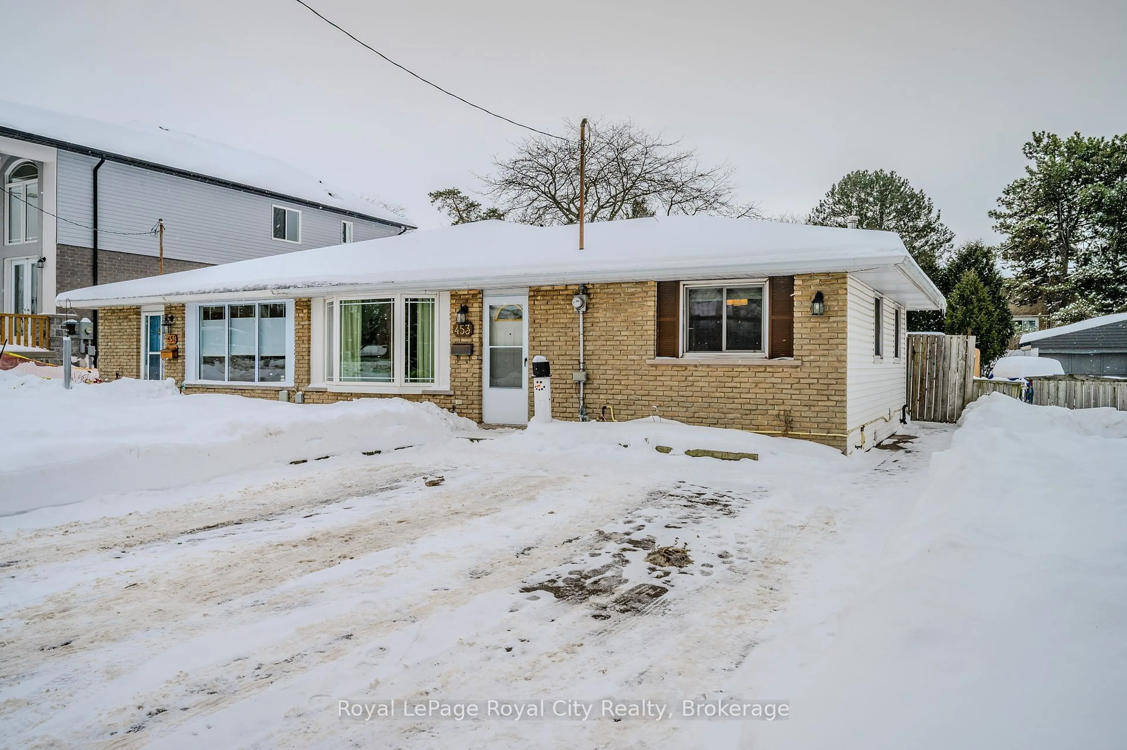 A pic from outside/outdoor area/front of a property/back of a property/a pic from drone, street for 453 Stone Church Rd, Hamilton Ontario L9B 1R7