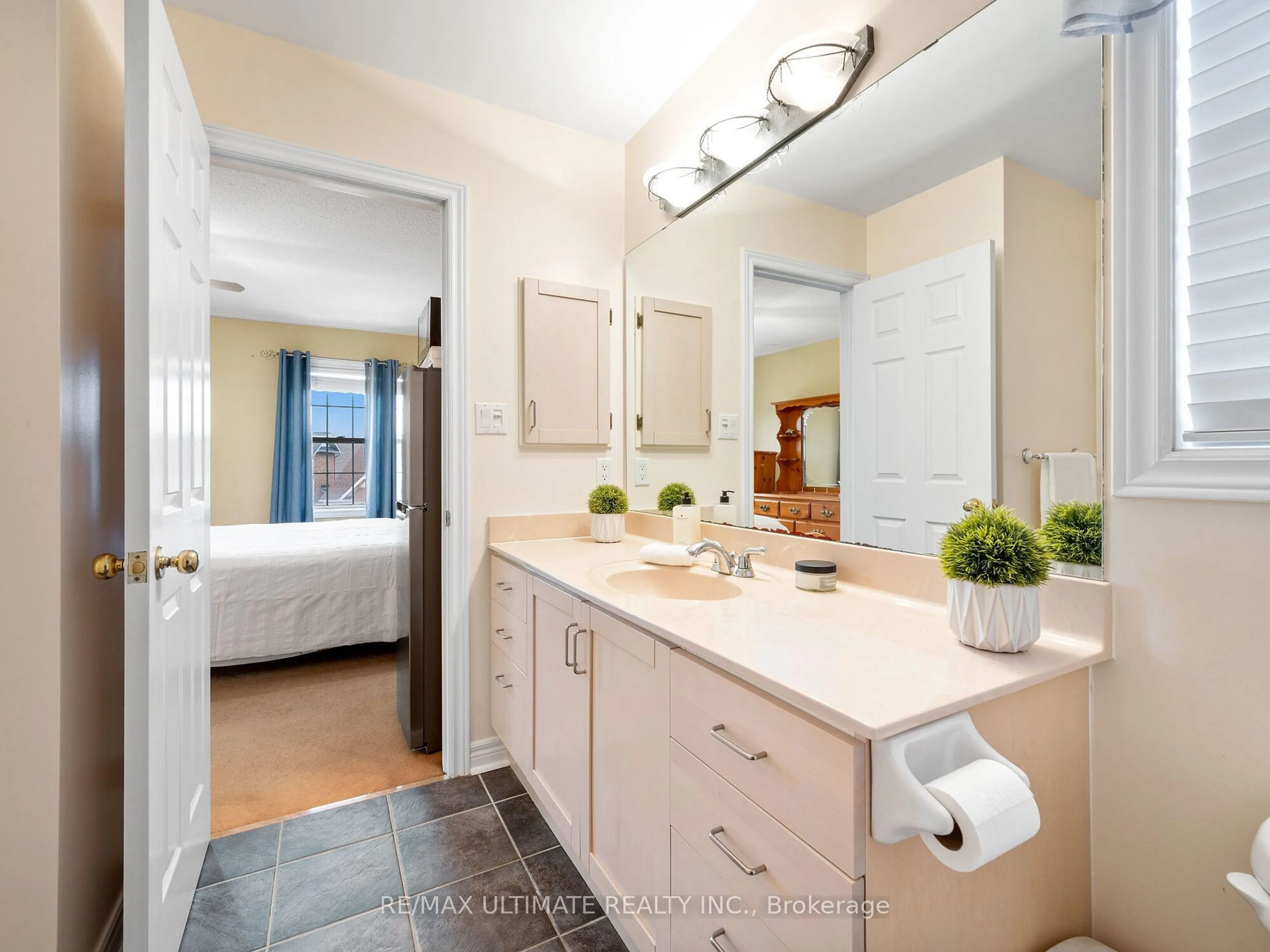 Contemporary bathroom, ceramic/tile floor for 162 COLE Cres, Niagara-on-the-Lake Ontario L0S 1J0