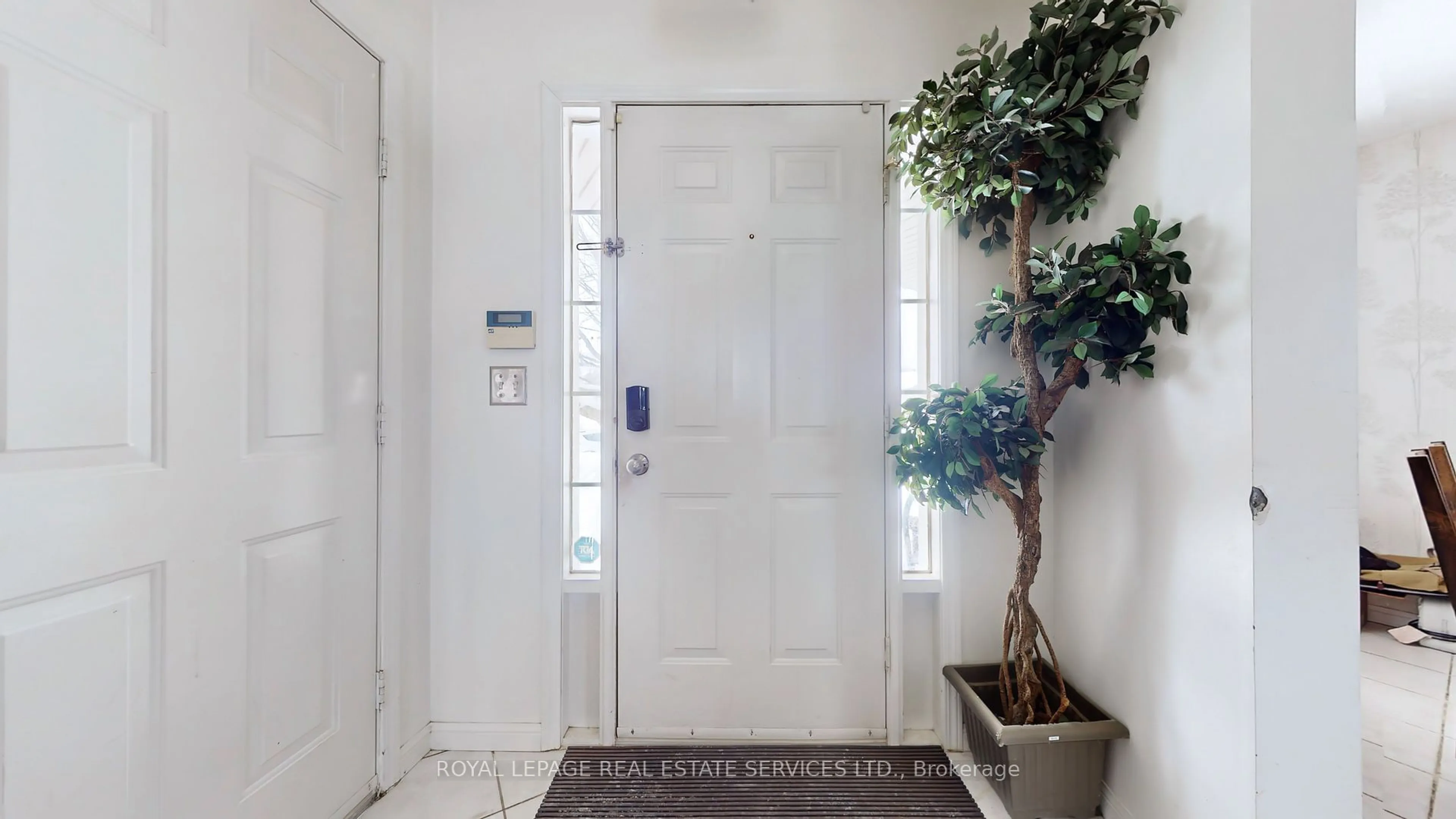 Indoor entryway for 238 Briarmeadow Dr, Kitchener Ontario N2A 4C4