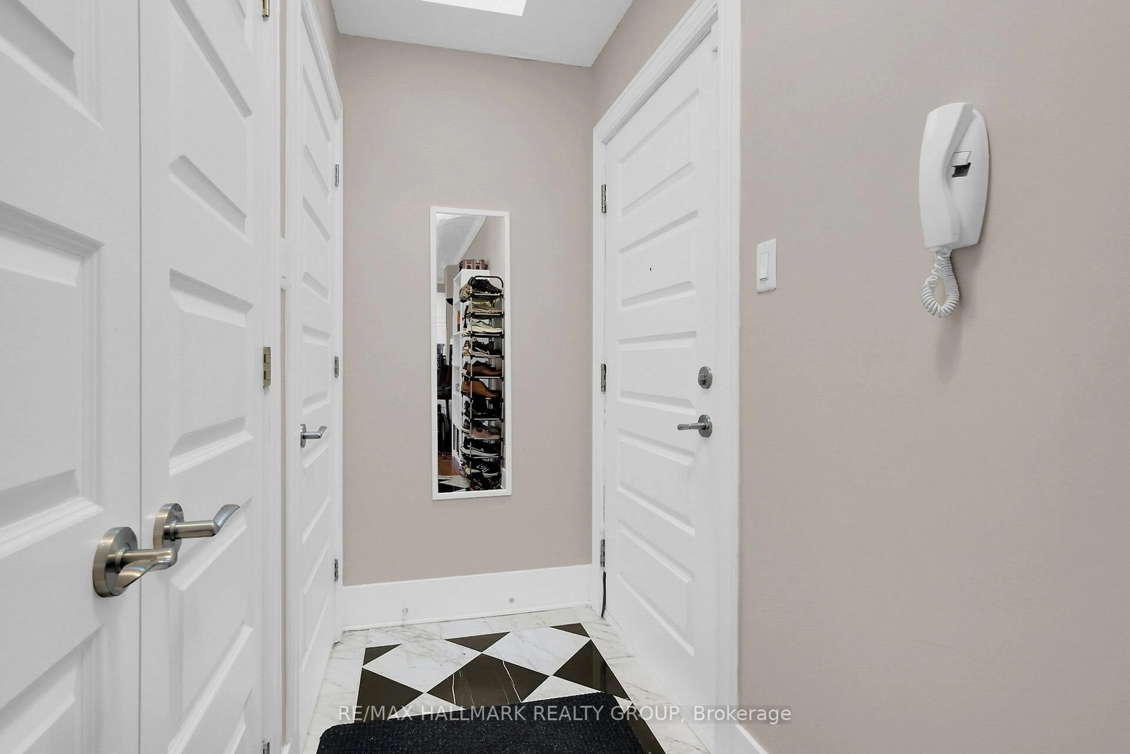 Indoor entryway for 84 St. Andrew St #302, Lower Town - Sandy Hill Ontario K1N 5G2