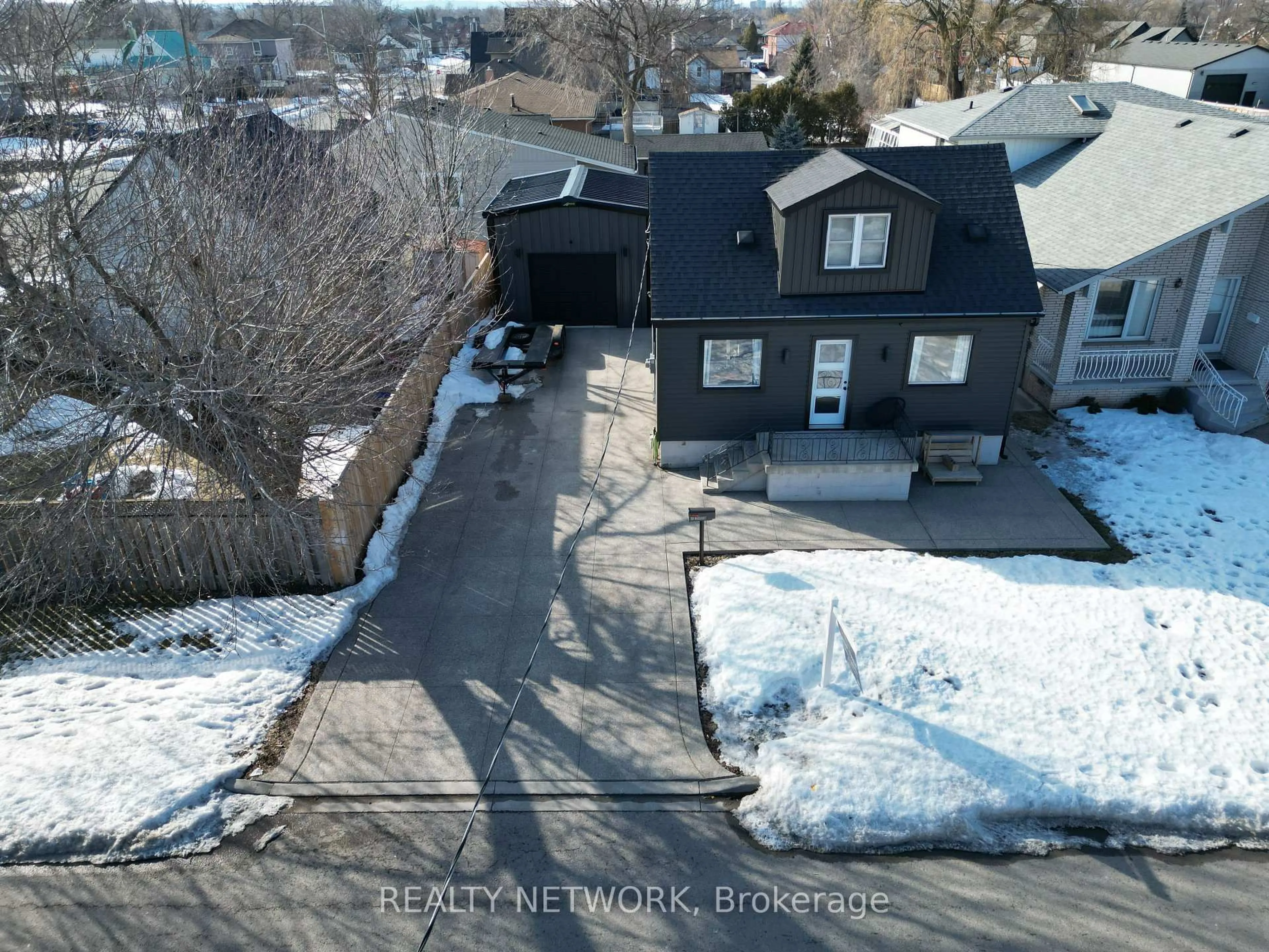 A pic from outside/outdoor area/front of a property/back of a property/a pic from drone, street for 201 Margaret Ave, Hamilton Ontario L8E 2H9