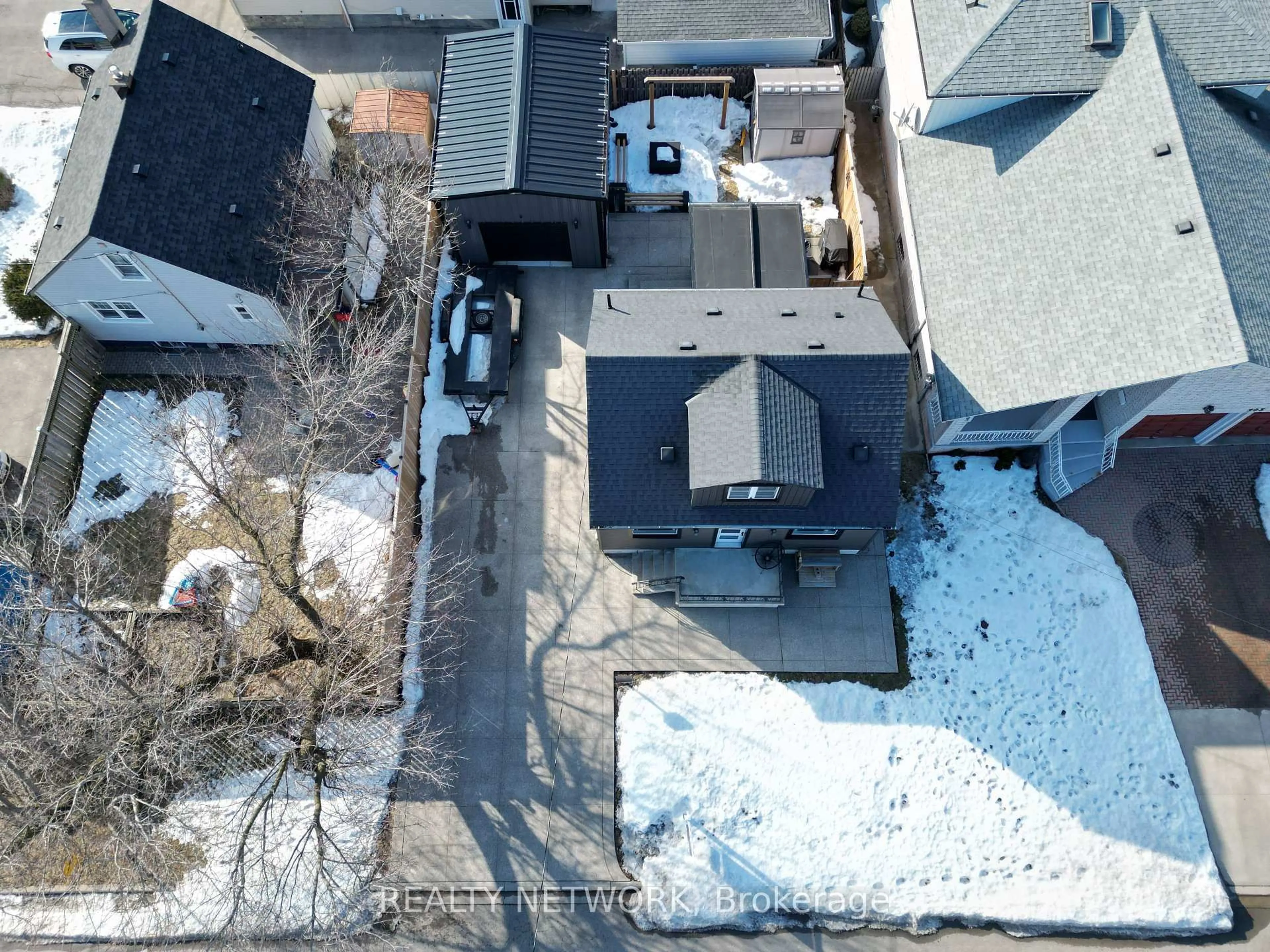 A pic from outside/outdoor area/front of a property/back of a property/a pic from drone, street for 201 Margaret Ave, Hamilton Ontario L8E 2H9