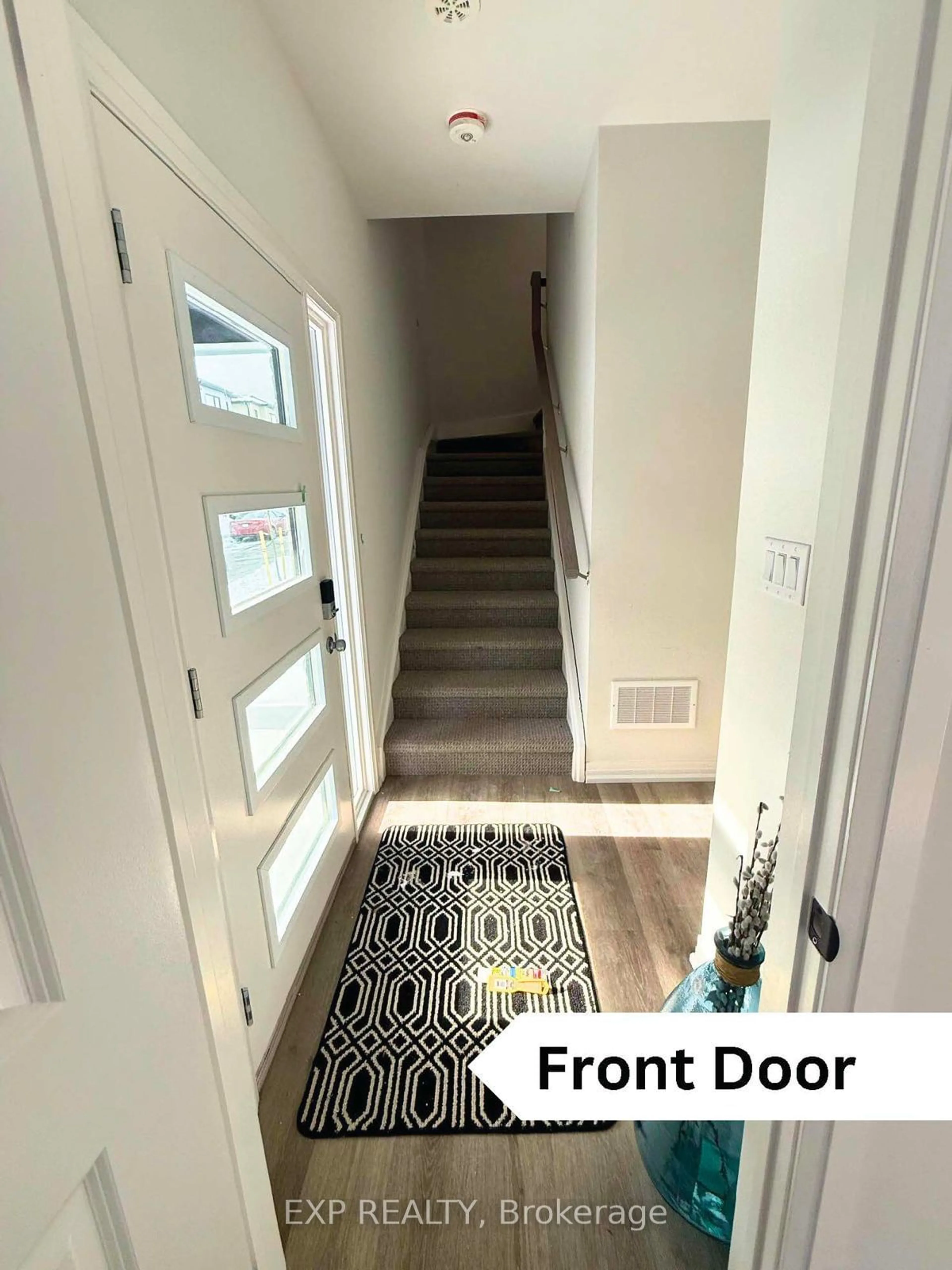 Indoor entryway for 155 Equestrian Way #121, Cambridge Ontario N3E 0E8