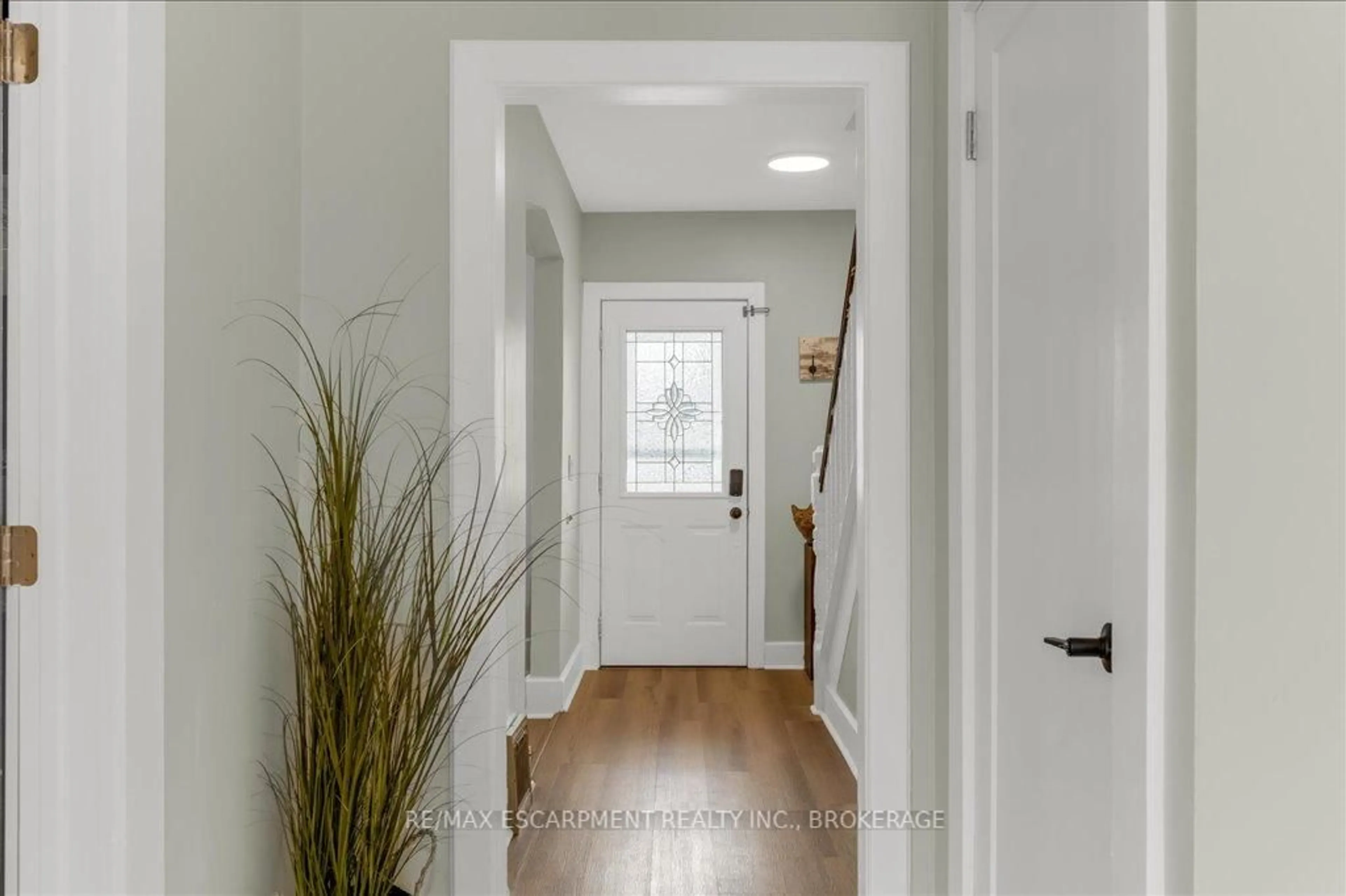 Indoor entryway for 199 Paling Ave, Hamilton Ontario L8H 5J6