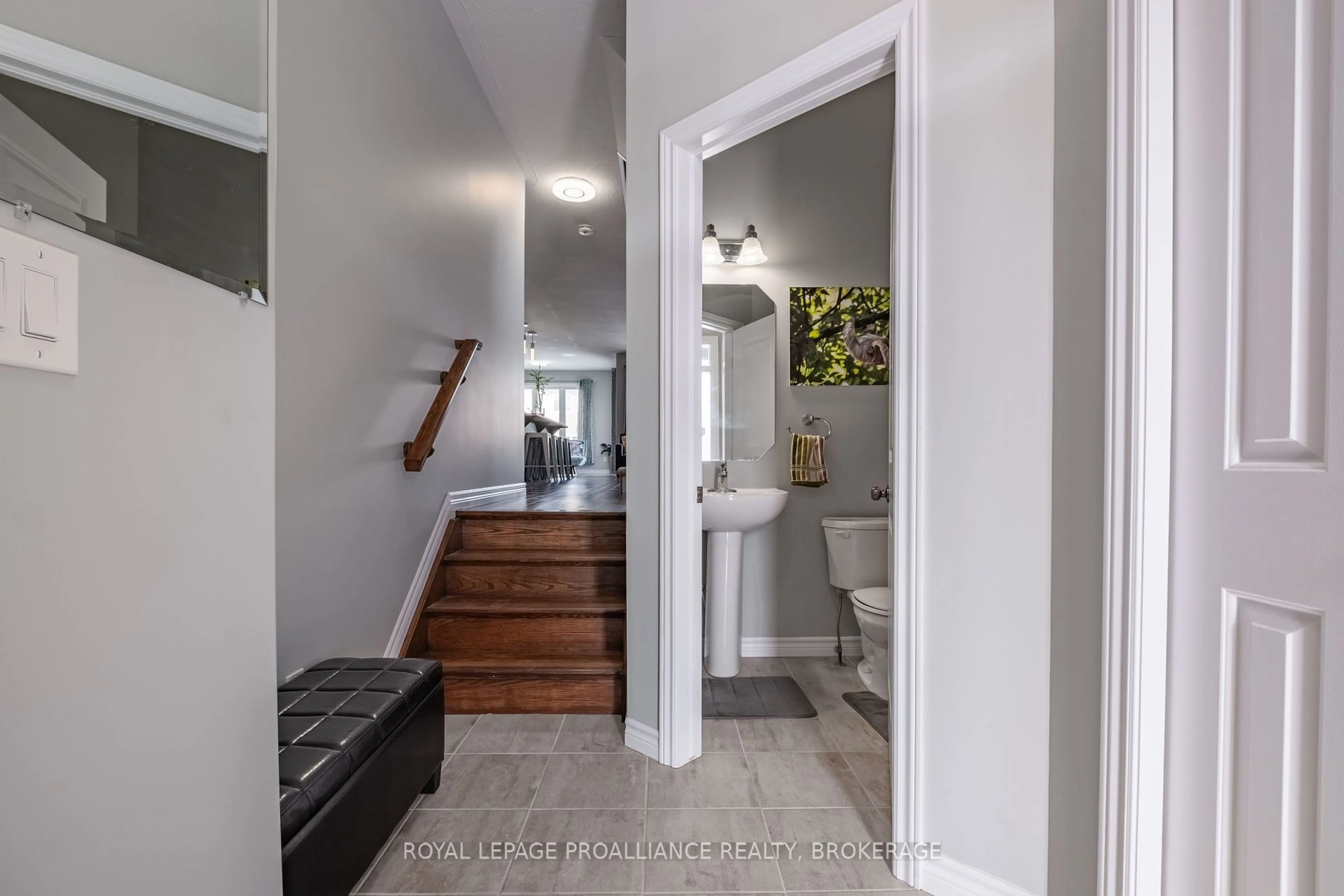 Indoor entryway for 1154 Horizon Dr, Kingston Ontario K7P 0K7