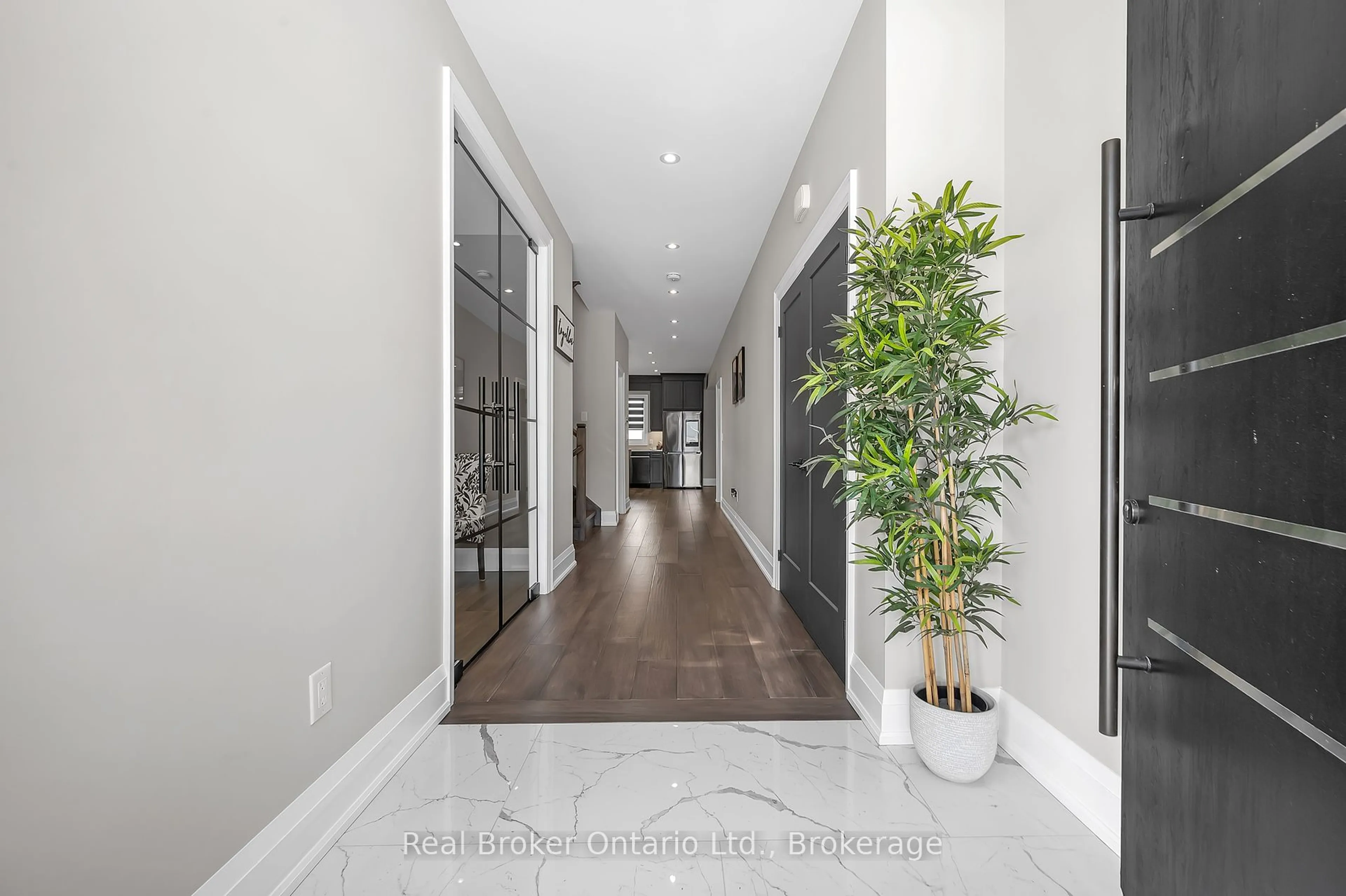 Indoor foyer for 148 Susan Dr, Pelham Ontario L0S 1E6