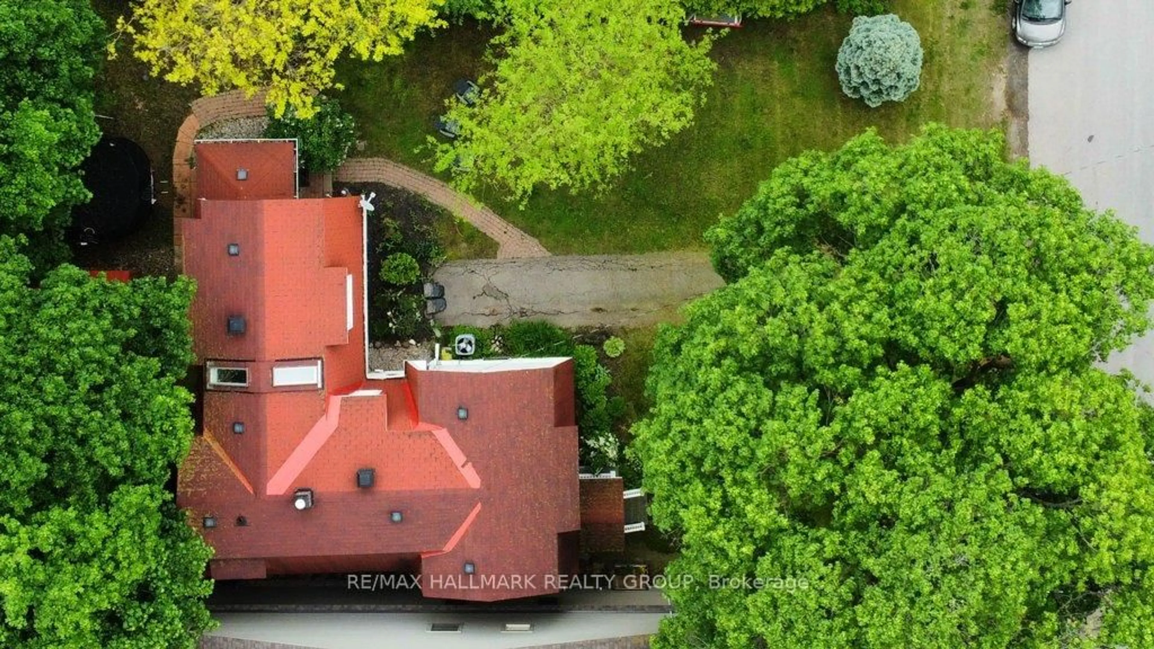 A pic from outside/outdoor area/front of a property/back of a property/a pic from drone, city buildings view from balcony for 561 Edison Ave, Carlingwood - Westboro and Area Ontario K2A 1V5